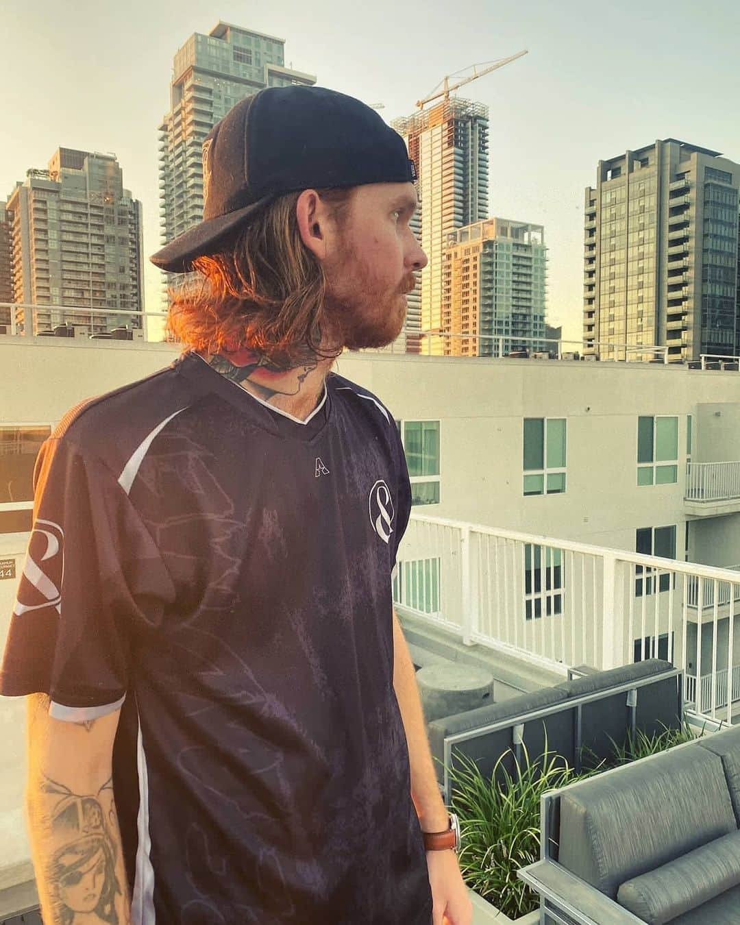 Of Mice & Menのインスタグラム：「Grabbed your OM&M x @akquire esports jersey yet?!   ➡️ Available now @ OFMICEMERCH.COM」
