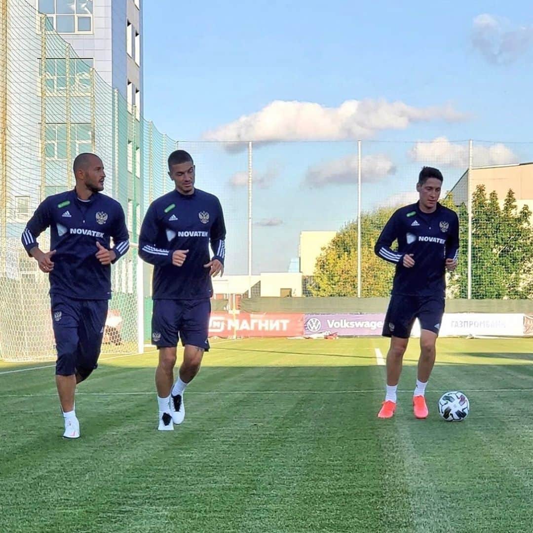ロマン・ノイシュテッターのインスタグラム：「Feels good to be back 🇷🇺⚔️」