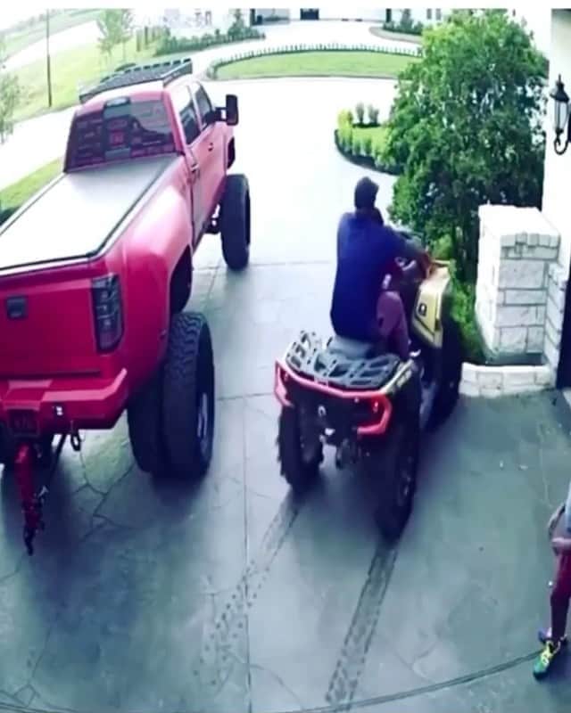 ファンクマスター・フレックスのインスタグラム：「Whoa! Wow! That got crazy for a sec! Vid via! @thebeastufc !!!! IM AFRAID OF THEM BIKES! ANY ONE ELSE NERVOUS ABOUT BIKES?」