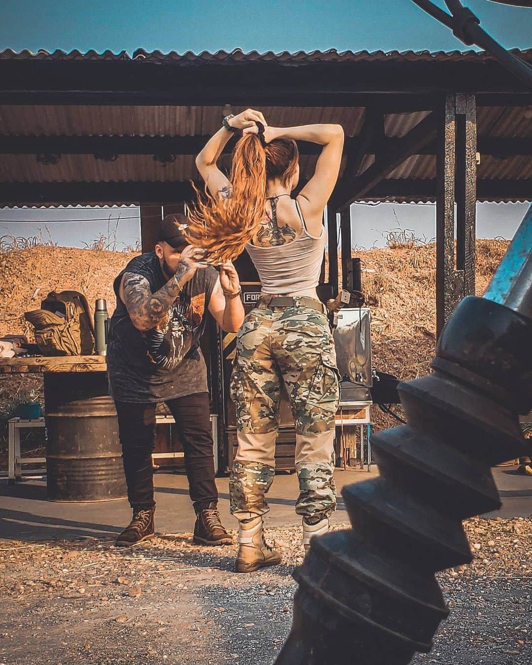 Anna Vargasのインスタグラム：「Alguns registros dos bastidores do ensaio fotográfico mais recente que fiz com o @_leonardoribeirooo no CTT da @fhtreinamentosespeciais. Será que vai sair coisa boa? Tô super ansiosa pra compartilhar com vocês o resultado! 😊🖤 A propósito, acho que nunca fiquei tão consciente do quanto meu cabelo tá ENORME até ver essas fotos! 😅 Vocês também curtem cabelão ou preferem os curtinhos? . . . #511 #airsoftgirl #airsoft #milsim #military #photo #desert #longhair #redheads」