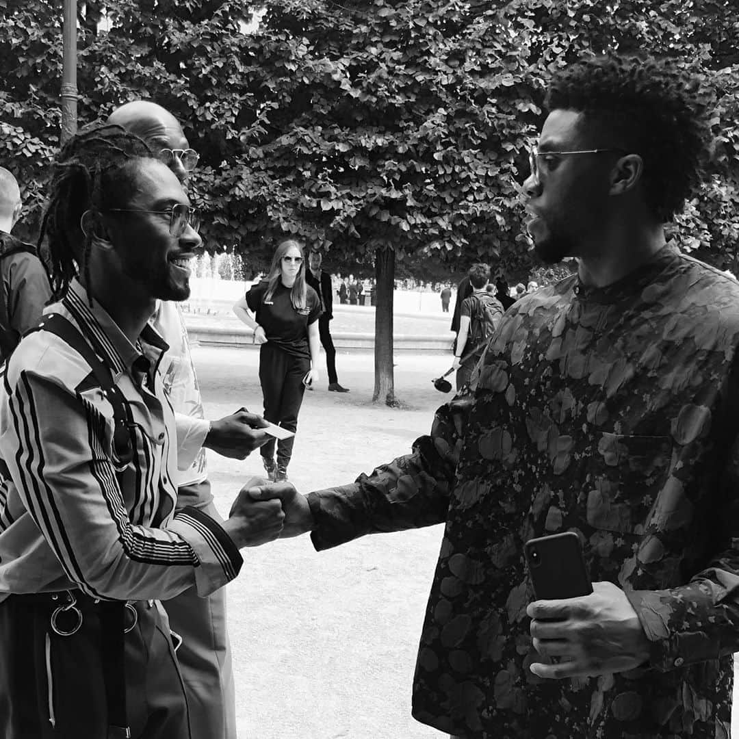 のインスタグラム：「June 2018 paris, Virgils first showing for Vuitton. This is the exact moment we met . It was a perfect parisian summer day and we all grabbed lunch at Coste afterwards and just laughed and ate fries for hours in the corner of the atrium. We got a couple hangs in that trip and talked about how we could contribute and be impactful beyond our art . Man, you shined so bright and shared your light with everyone all while quietly battling... It’s unfathomable. Says a lot about the warm strength and spirit that seemed to emanate off of you man. It hurts to imagine a lifetime of your contributions but the impact you’ve left in this short time will echo on and on forever. Thank you for your timeless spirit and for being a real life hero for all of us, in your art and your humanity. Sending so much love and our deepest condolences to your family. Rest in Power king.」