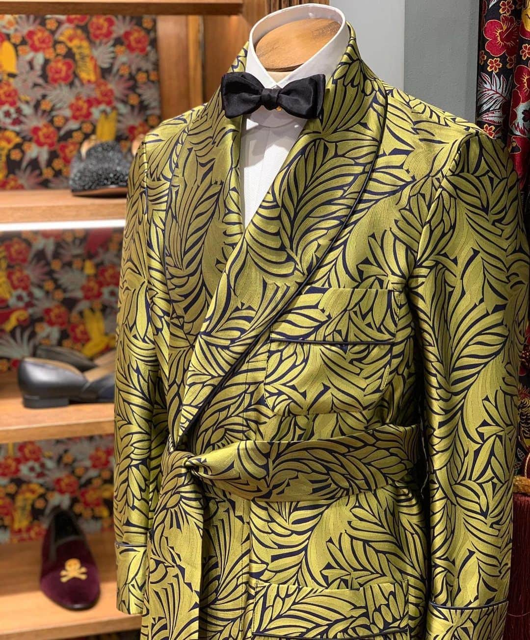 ニュー&リングウッドさんのインスタグラム写真 - (ニュー&リングウッドInstagram)「Something a little more refined and civilised for a Saturday.  Our Lime Leaves 100% silk dressing gown is proudly woven and made in England. A unique and vibrant statement in men’s loungewear.  #newandlingwood #clothingwithcharacter #silkdressinggown」8月30日 2時54分 - newandlingwood