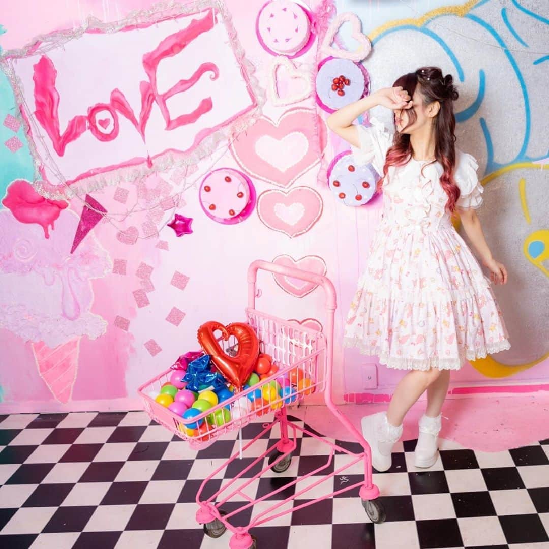 絵仁さんのインスタグラム写真 - (絵仁Instagram)「sweet🎀 ♡ ♡ ♡ #sweet #sweetlolita #lolitafashion #lolita #lolitagirl #lolitadress #lolita_fashion #strawberry #strawberrycake #harajukufashion #harajukukawaii #yumekawaii #kyarypamyupamyu #japanesegirl #idol」8月30日 2時55分 - eni_tc