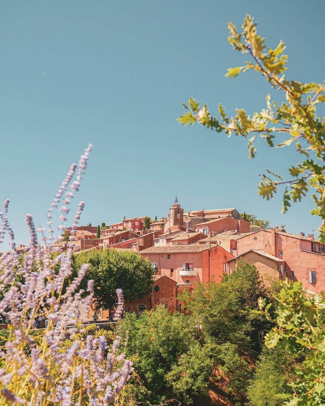 ロクシタンさんのインスタグラム写真 - (ロクシタンInstagram)「We’ll always be amazed by all of the naturally occuring colors in Provence! 😍 Blue sky, green trees, purple lavender, ochre buildings- which one is your favorite? #Regram 📸 @rd.thay #LOccitane #TravelWithLOccitane #Roussillon #Rooftops #Village #Luberon #Ochre #Colorful #VisitSouthofFrance #NaturalBeauty」8月30日 3時00分 - loccitane