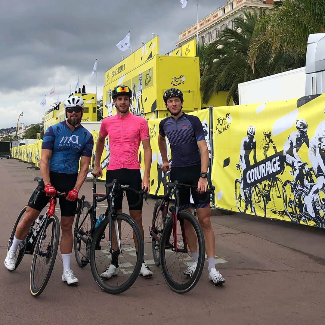 ジェームズ・ロシターのインスタグラム：「Representing @leger.la at the @letourdefrance start today! LÉGER Custom kit, Maverick kit & Cafe Racer kit 👌🏼」