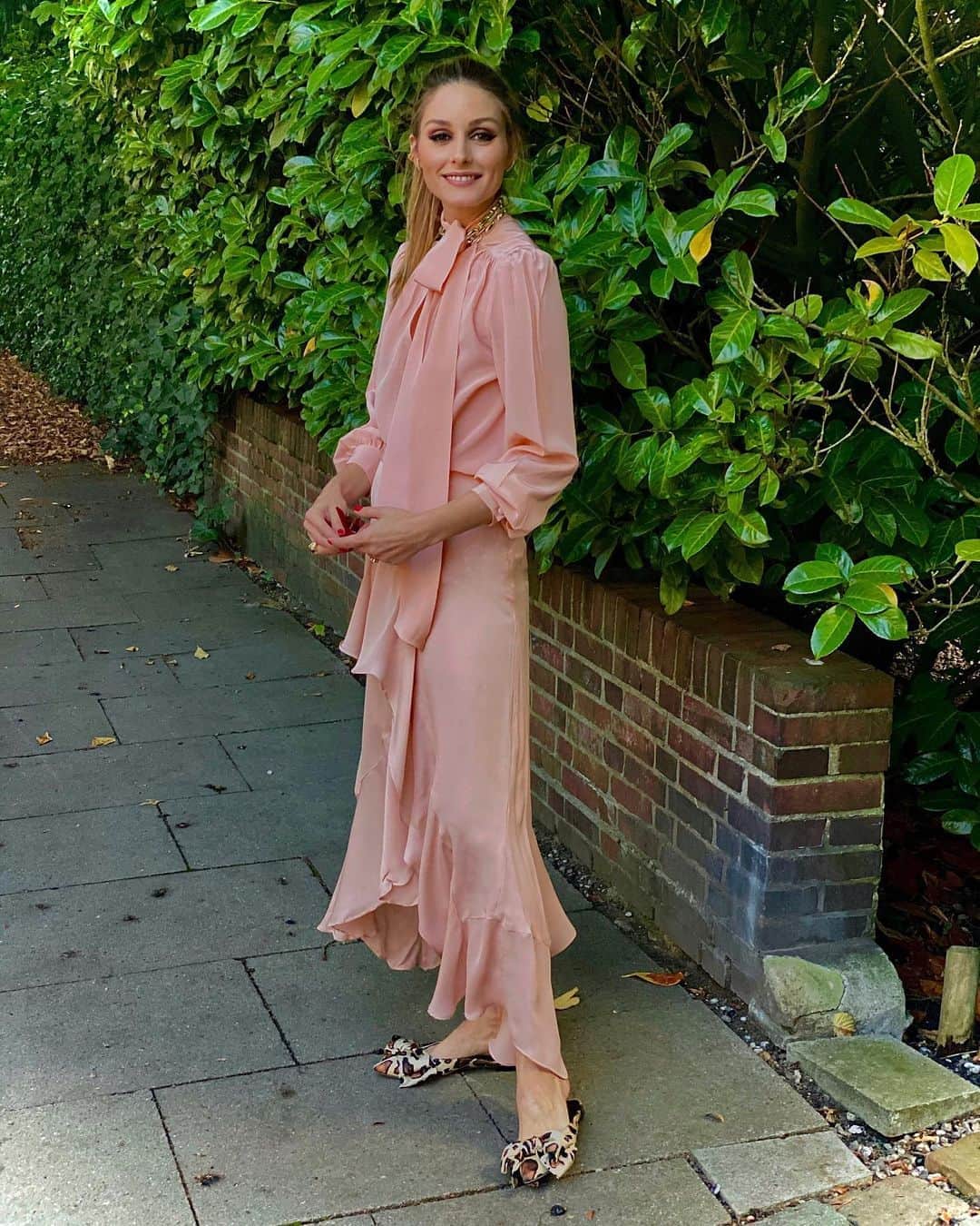 オリヴィア・パレルモのインスタグラム：「Pastel pink 👚, ballet slipper 🩰, dusty rose 🌸... call it what you want but blush is here to stay! And I’ll be wearing it into Fall 👊🏼 More of my thoughts on why to rethink pink on OliviaPalermo.com (link in bio)! #StyledbyOP」