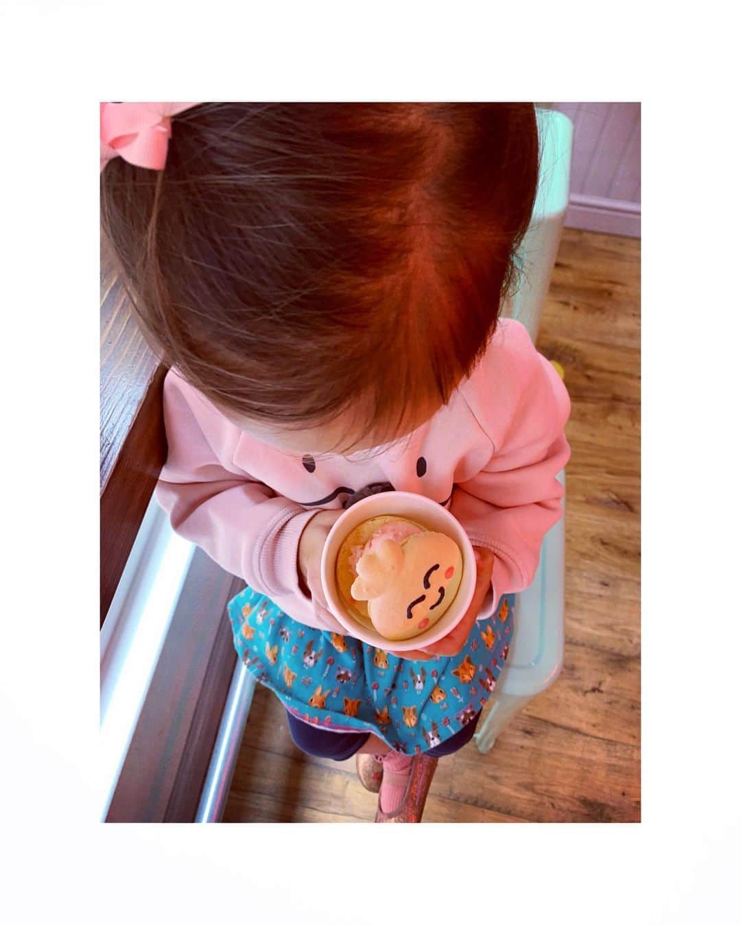 ダイアナ湯川さんのインスタグラム写真 - (ダイアナ湯川Instagram)「Day two of London fun = a strawberry pocky ice cream macaron sandwich! Well, she is a quarter Japanese after all. @yolkinmacice  . . . . #daughter #mygirl #treat #icecream #japan #pocky #yum #london #family #love #memories」8月30日 3時06分 - diana.yukawa