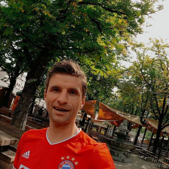トーマス・ミュラーのインスタグラム：「Thanks to all @fcbayern fans around the world. 🙏🏻 We have finished a very special season with the @championsleague victory. 🏆 Thank you so much for your fantastic support during the season. You are great!! 👏 #bestfans #fcbayern #esmuellert #thomasmueller #thankful #thomas #goprocameraman #triple #miasanchampions」