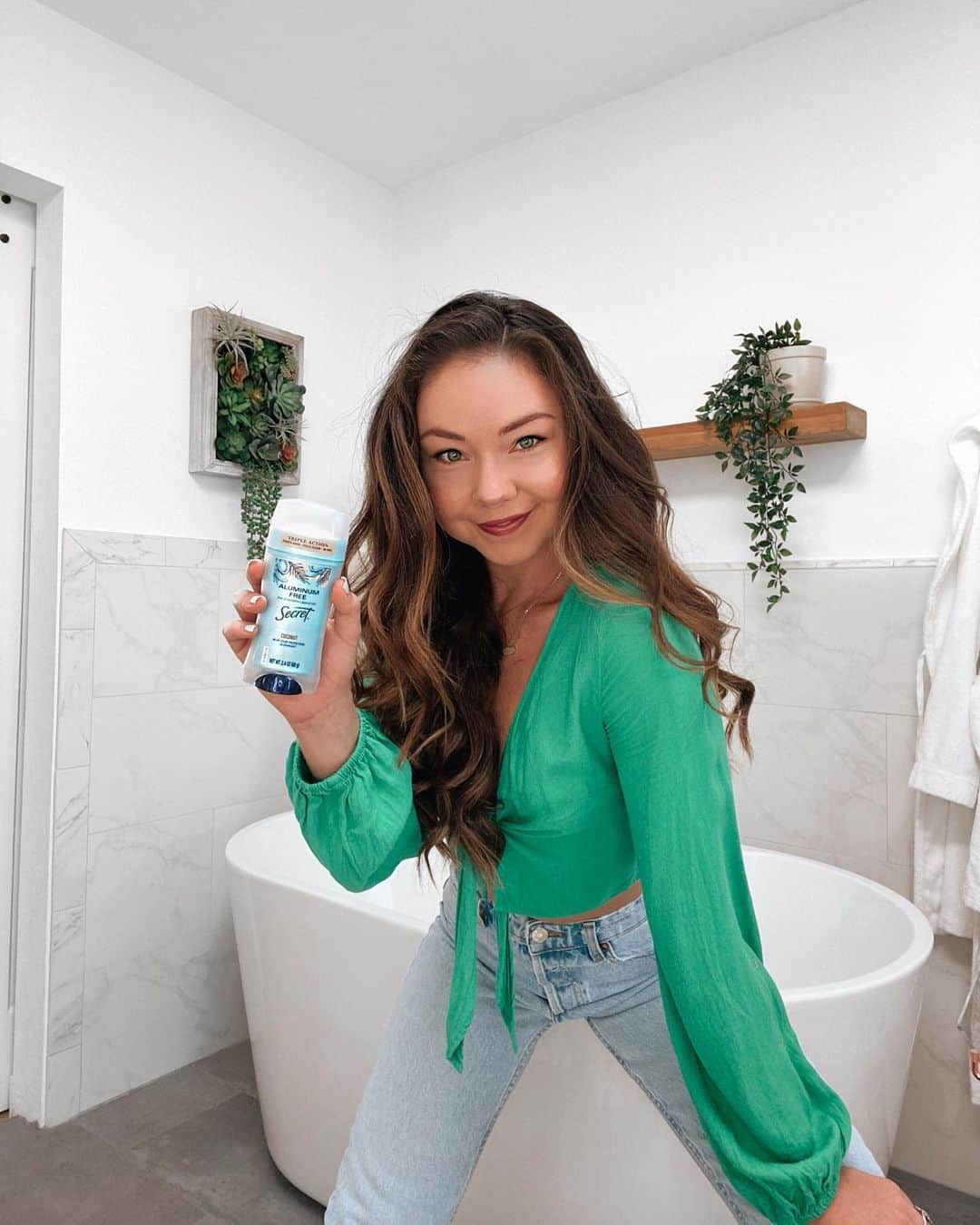 Meredith Fosterのインスタグラム：「Here’s to feeling fresh and 🧼clean🧼 with @secretdeodorant's new Aluminum Free deodorant! It is also free of baking soda, parabens dyes and talc! It's certified cruelty-free by PETA and provides 48 hours of odor protection! Now available at your local retailer! #AllStrengthNoSweat #secretdeopartner」