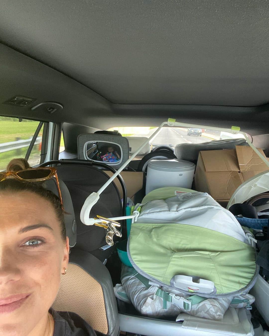 アレックス・モーガンのインスタグラム：「ORLANDO bound! Getting excited to get back into team training with @orlpride for the first time in about a year! Charlie ✅ Charlie's clothes ✅ Charlie's toys ✅ 486 other things Charlie needs ✅ My cleats and approx 5 shirts/shorts ✅」