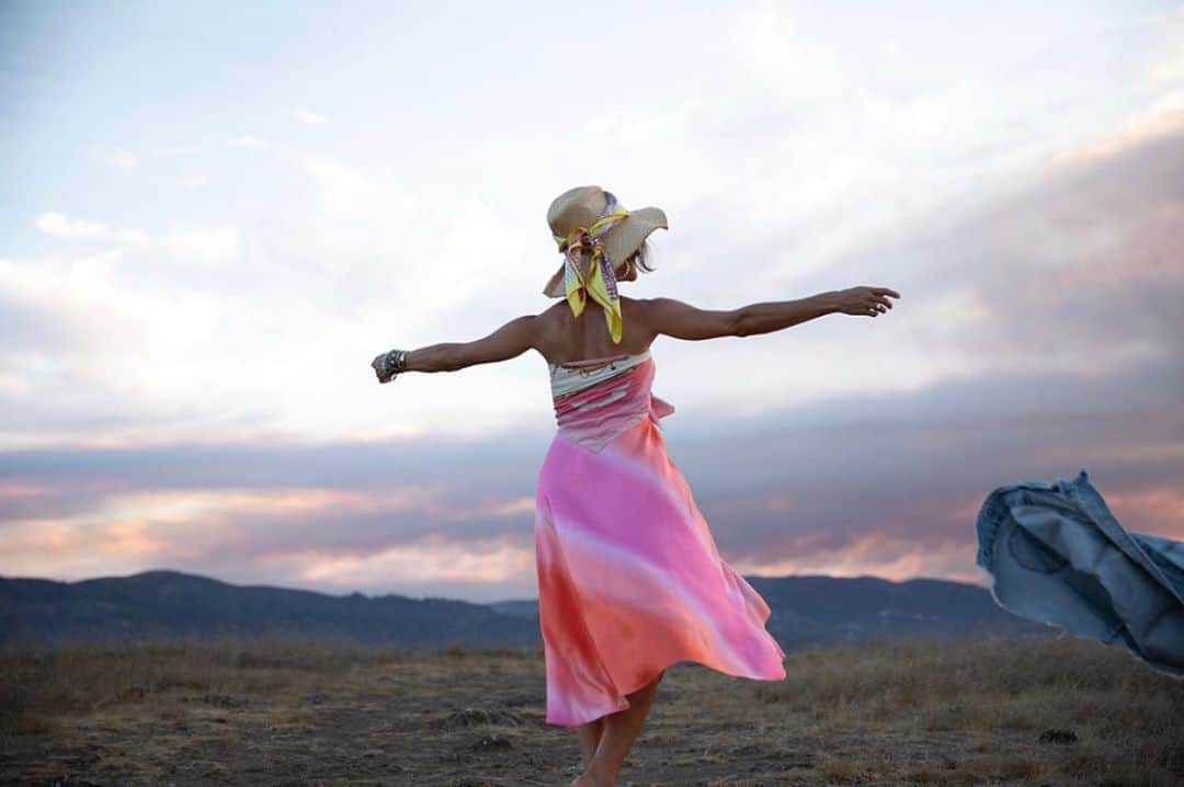 ダニジョーのインスタグラム：「FREE AS A BIRD STATE OF MIND 🌈 Shop the Sunset 🛒 @danielleasnyder in the Ombré skirt, Naomi Hoops & #armparty 〰️ #dannijogirls #newarrivals photo by @hillary_jeanne」
