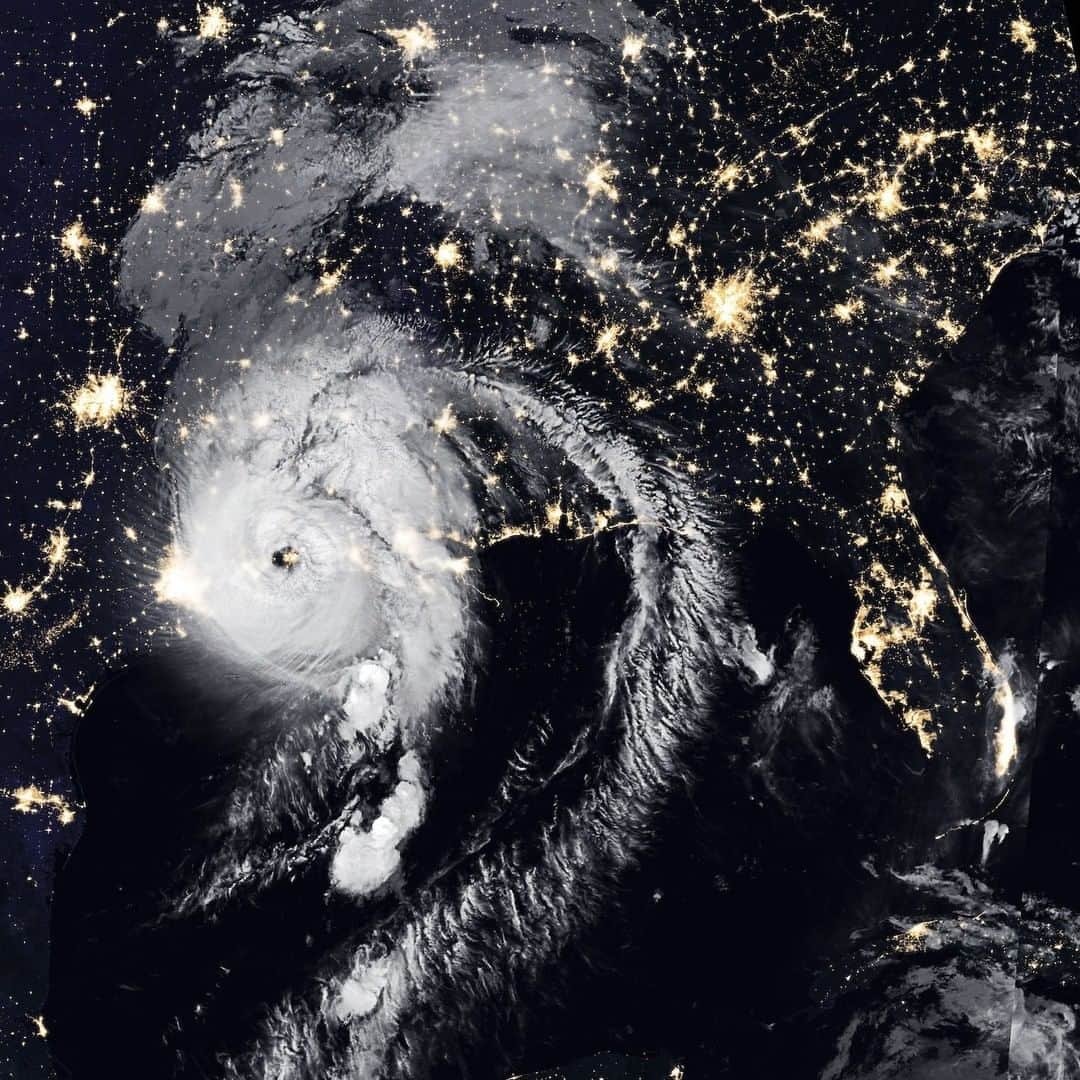 Discoveryさんのインスタグラム写真 - (DiscoveryInstagram)「NASA’s Earth Observatory captures Hurricane Laura making landfall along the Louisiana and Texas coastline, bringing 150mph winds, flash floods and heavy rainfall with it.   Credit: NASA's Earth Observatory  #NASA #EarthObservatory #hurricaneseason #Louisiana #Texas #HurricaneLaura  #environment #earthfocus #stormyweather」8月30日 3時30分 - discovery