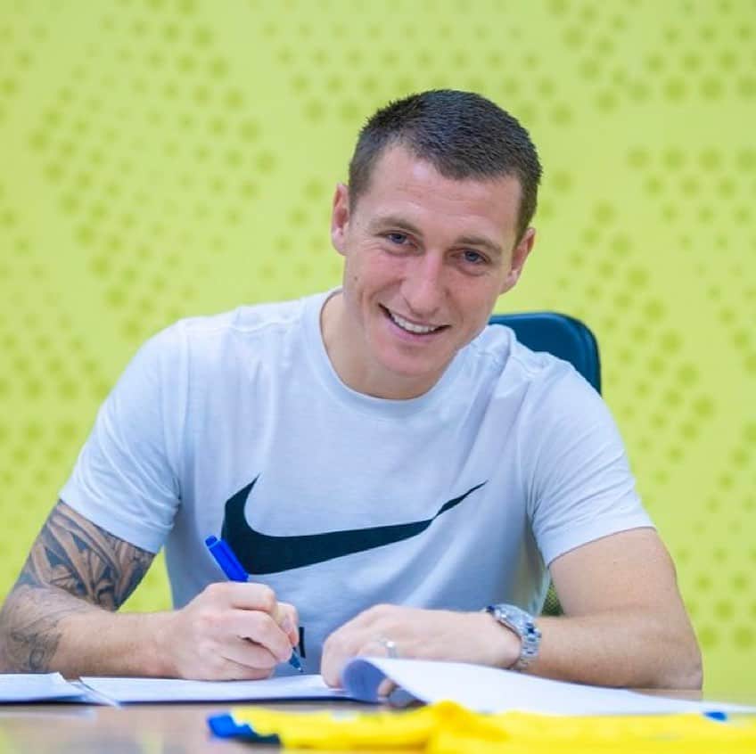 ミッチェル・デュークのインスタグラム：「So happy to have the Official signing done 💛🐺 can not wait to get started with @altaawounfc」