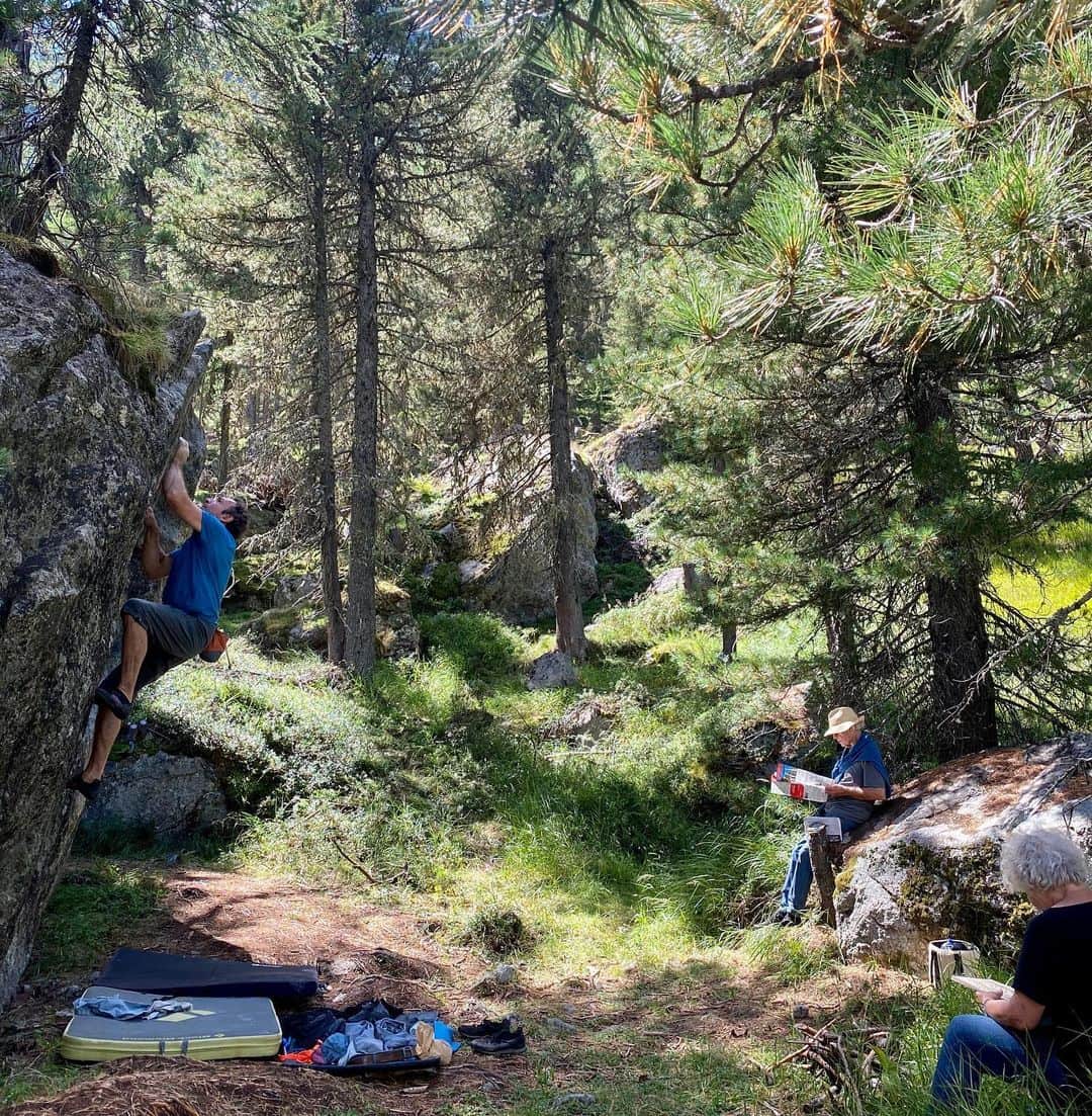 のインスタグラム：「A rare day out bouldering with my parents (I can count them on one hand); enjoying the fresh air in the mountains, escaping the heat in town...  Finding time to enjoy nature and your family is a privilege many don’t have. Be aware of it and at least #minimizeyourimpact !! #bouldering #climbing #nature #switzerland @blackdiamond @e9clothing_official @adidas @fiveten_official @climbskinspain picture by @savetheearth」