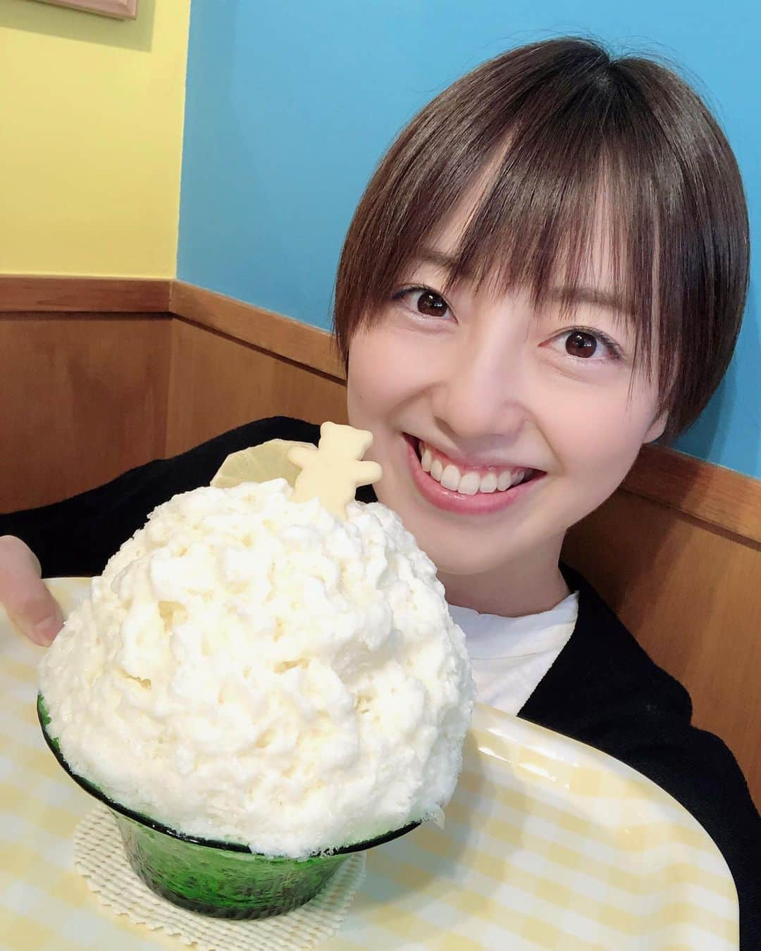 沢井美優さんのインスタグラム写真 - (沢井美優Instagram)「ミックスさんでは4種類を 三人で食べました🍧🍧🍧🍧✨ 美味しすぎて全制覇したい🧡 私はこのはちみつレモンが大好き🍋🍯 （#ミサキのシロクマ  ミックスさん）  #沢井はかき氷でできています  #沢井はかき氷です #🍧 #友達もかき氷にする #かき氷 #かき氷大好き #かきごーらー #shavedice #sweets #🍦 #リアルタイムじゃありません  #ストック写真を楽しんで #🧡 #お気付きだろうか  #後半は上着必須  #笑顔溢れる毎日を #あなたも #わたしも #明日もきっと素敵な一日 #氷と沢井で涼んでね #🎐」8月29日 18時51分 - sawai_miyuu