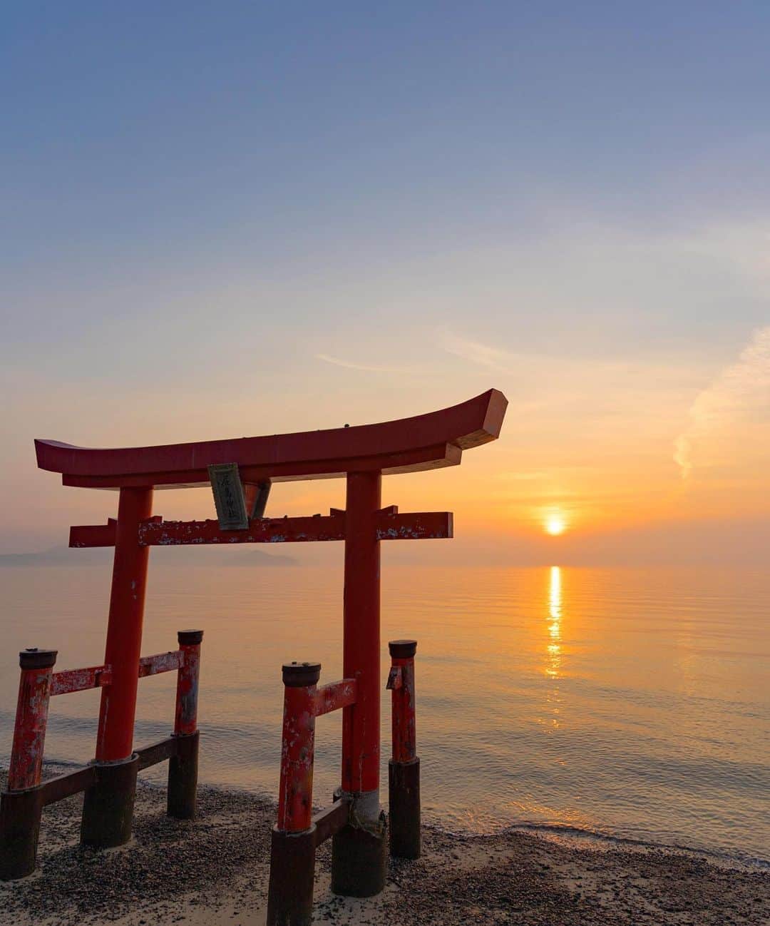 詩歩さんのインスタグラム写真 - (詩歩Instagram)「Rising sun with Torii gate🌅﻿ ﻿ 山口の周防大島にも、厳島神社が！？﻿ ﻿ 周防大島の海岸線を走っていると急に現れる海上鳥居。﻿ 広島の世界遺産 #厳島神社 の分社のようで、向かい側にあるお社には「厳島神社」の名前が。﻿ ﻿ なぜここに分社あるのか詳しいことはわかっていないようなのですが、海に面して建っている姿は竜宮城の入り口のよう・・・🐢✨﻿ ﻿ 真東を向いているので、早朝に昇ってきた朝日と一緒に撮影しました🌅﻿ ﻿ 撮影したときは干潮だったので鳥居の下まで降りられますが、満潮時だと海岸には降りられない（完全に埋まります）ので、暗い時間帯に訪れるときは足元に気をつけてくださいね😊﻿ （夜にも来て星空撮影もトライしてみたのですが、外灯が強くてなかなか難しかった😂）﻿ ﻿ ﻿ ﻿ 🙏旅行を検討中の方へ﻿ 政府や自治体が発表している新型コロナウイルスの最新情報を確認しましょう！﻿ #withコロナ旅行 での感染対策についてはyoutubeに動画をあげています﻿ ﻿ ﻿ 📷 2020﻿ 📍厳島神社 分社／山口県 周防大島﻿ 📍Itsukushima shirine branch／Yamaguchi Japan﻿ #suooshima #yamaguchi #shiho_suooshima ﻿ ﻿ ﻿ ﻿ ©Shiho/詩歩」8月29日 18時52分 - shiho_zekkei