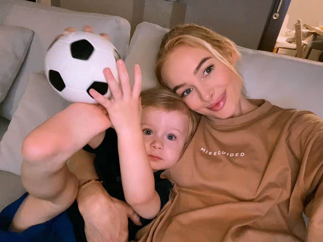 リアノン・ランゲラック（ミッチェル・ランゲラックの妻）のインスタグラム：「Ready for game night ⚽️ #godaddy @nagoyagrampus @mitchlangerak 🖤」