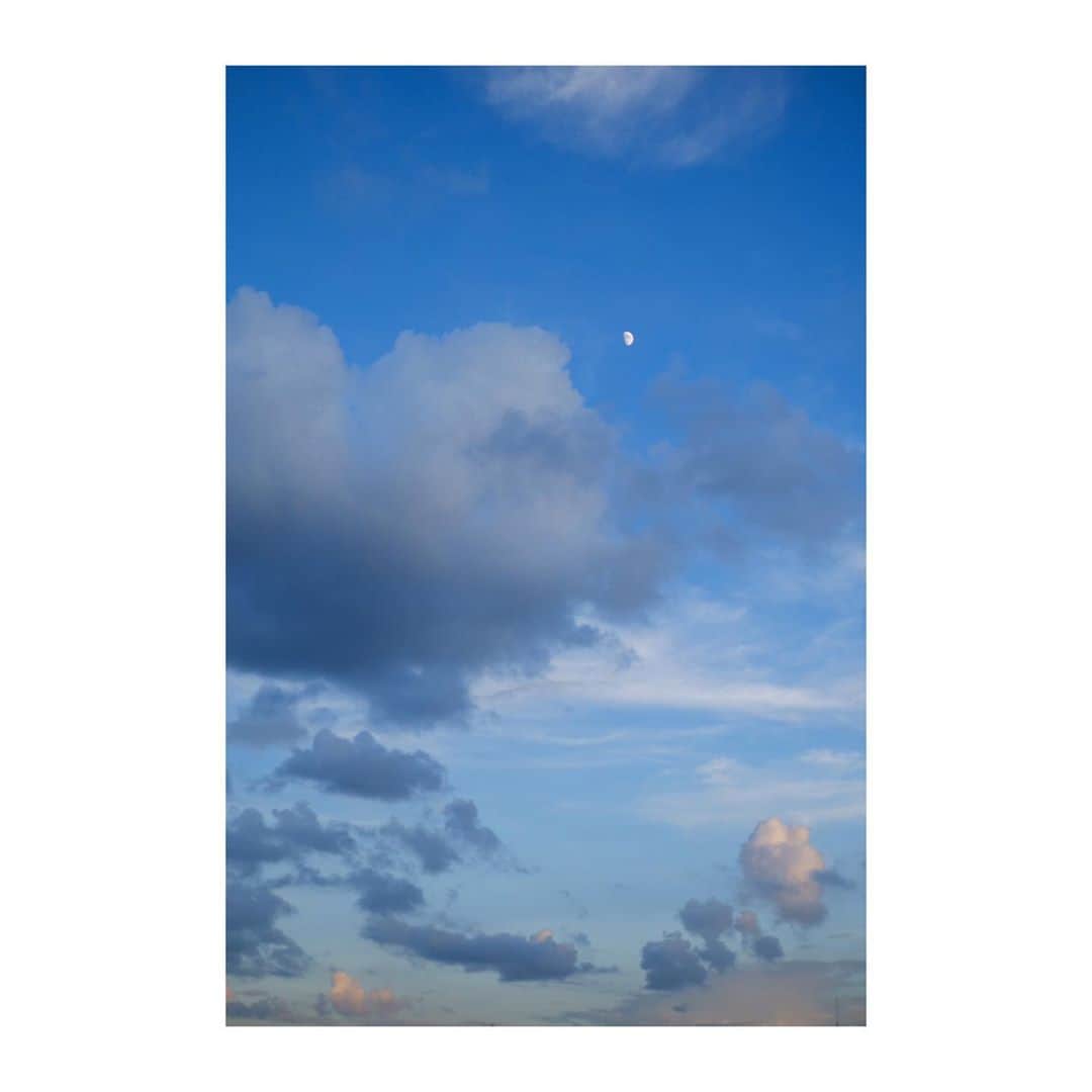 武居詩織さんのインスタグラム写真 - (武居詩織Instagram)「空の表情に魅せられて、急いでカメラを持って屋上に登った日。 ボタンを押しただけ。」8月29日 18時54分 - shioritakesue