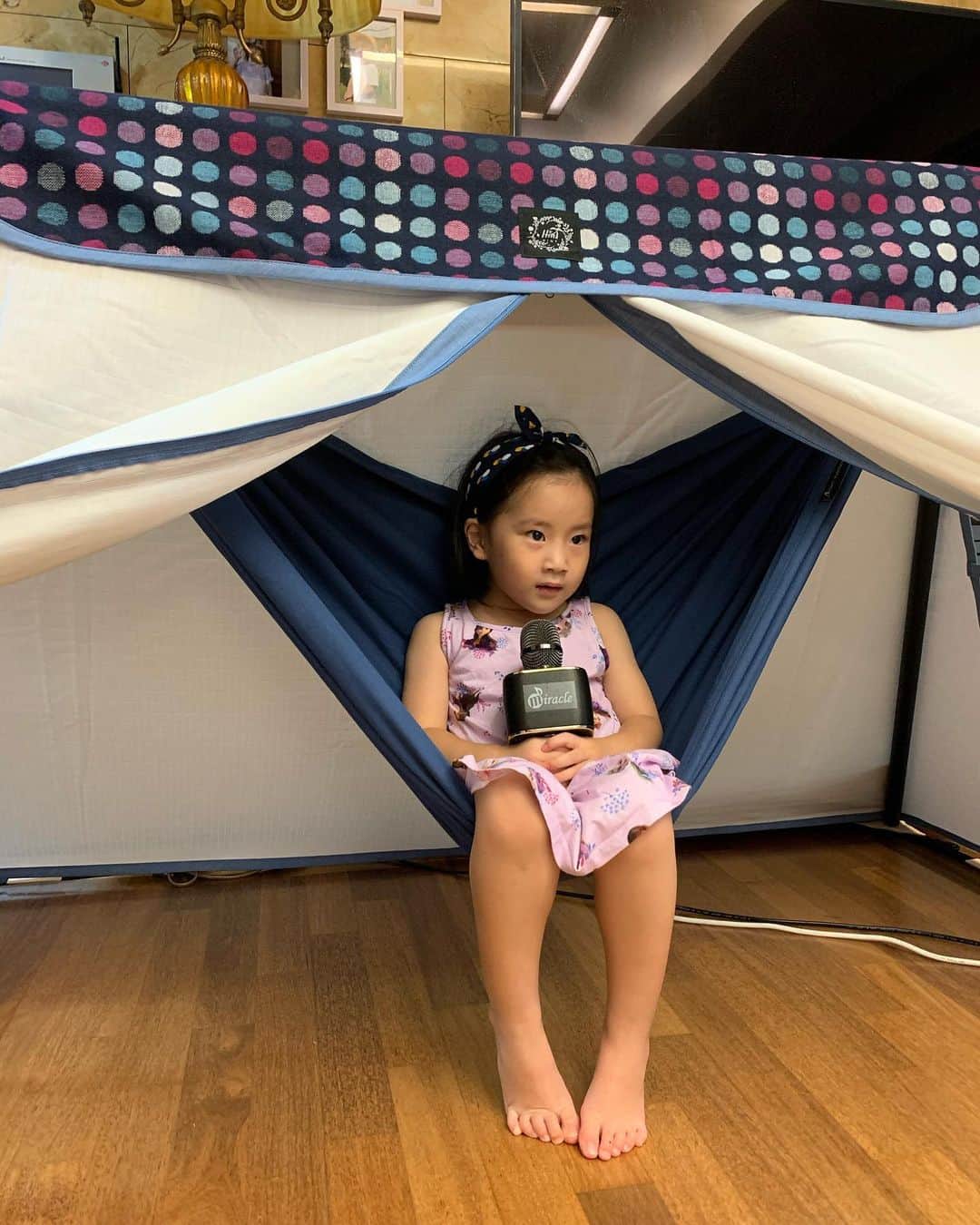 チェ・ジョンユンのインスタグラム：「#돌잔치때마이크잡은아이 마이크를 줬더니 놓질않고 노래한다」