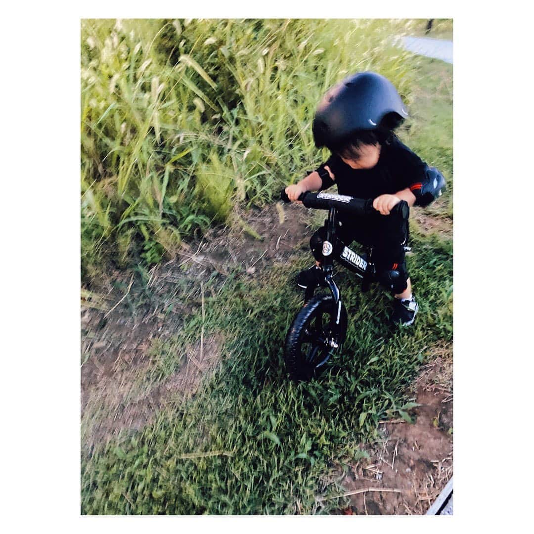 柏木作夢さんのインスタグラム写真 - (柏木作夢Instagram)「STRIDERデビュー🚴‍♂️✨ オールブラック⚫️⚫️⚫️⚫️⚫️ @striderjapan  ・・・・・・・・・・・・・・・・・・・・・・・ #STRIDER #bike #son #debut #family #息子 #景色 #ストライダー #柏木景色 #こどものいる暮らし #1歳半 #男の子 #1歳だってストライダー」8月29日 19時05分 - samukashiwagi