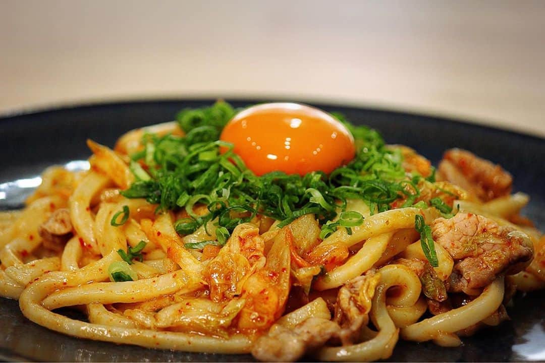 川島章良のインスタグラム：「. . . 今回作ったのは『豚キムチうどん』です。  レンジで五分でできてしまいますよ。  具材を皿に載せてまぜるだけー。  豚キムチは最高ー。黄身はやはり好きだなー。  だしが効いていて旨味がすごいですよ。  材料 ・冷凍うどん　1袋 ・だしパック　半分 ・キムチ　お好み ・ゴマ油　大さじ1 ・黄身　1個 ・豚細切れ　50g ・万能ネギ　お好み  だしパックダイエット本もよろしくお願いします。  作り方はYouTubeのかわだしクッキングをみてくださいお願いします。  #かわだしクッキング  #豚キムチ #豚キムチうどん #冷凍うどん #だしパックダイエット  #だしパック #だしパック料理研究家」