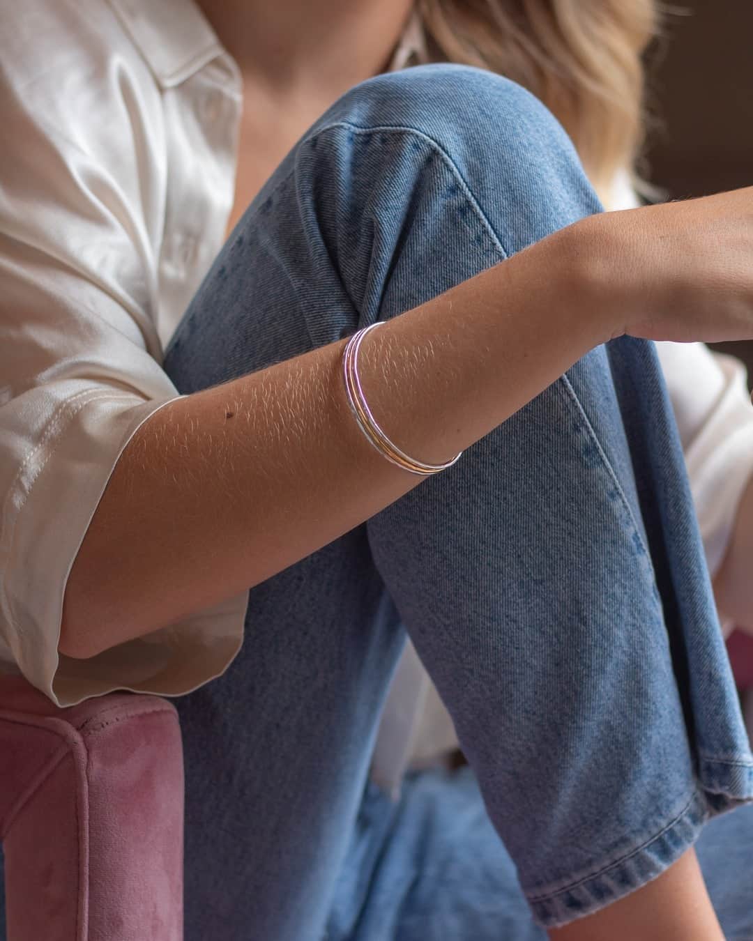 のインスタグラム：「Make a subtle statement by mixing your metals! Bangles are always a go to, even on a chilled out bank holiday weekend.⠀⠀⠀⠀⠀⠀⠀⠀⠀ ⠀⠀⠀⠀⠀⠀⠀⠀⠀ #DowerAndHall #BraceletsStack #MadeInLondon #BritishDesign #BraceletAddict #StyleInspo」