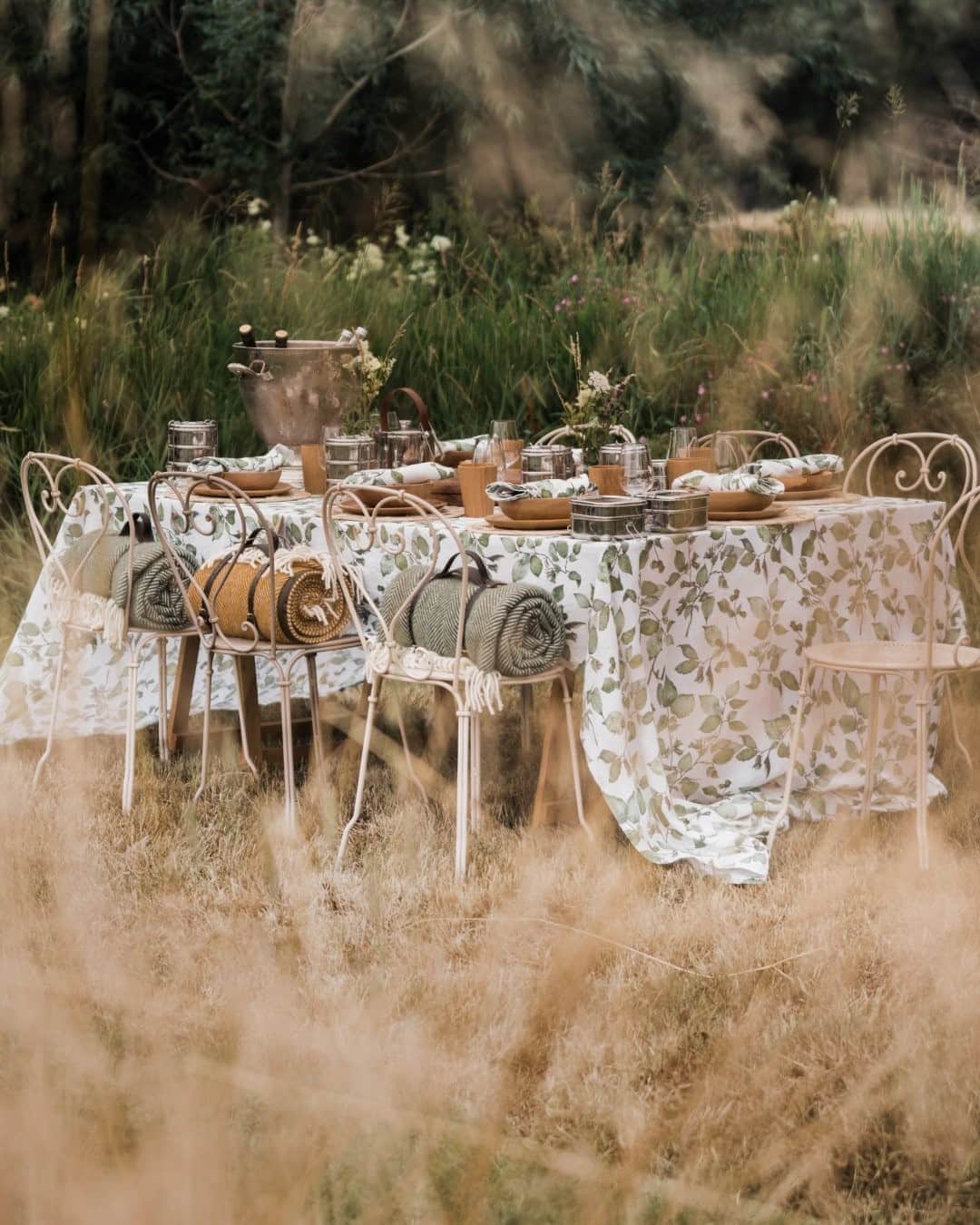 MR PORTERのインスタグラム：「Because nothing says summer like eating al fresco 🌾 Head to our stories to see what was on the menu at this rather luxurious picnic #MRPORTERLongWeekend @thyme.england」