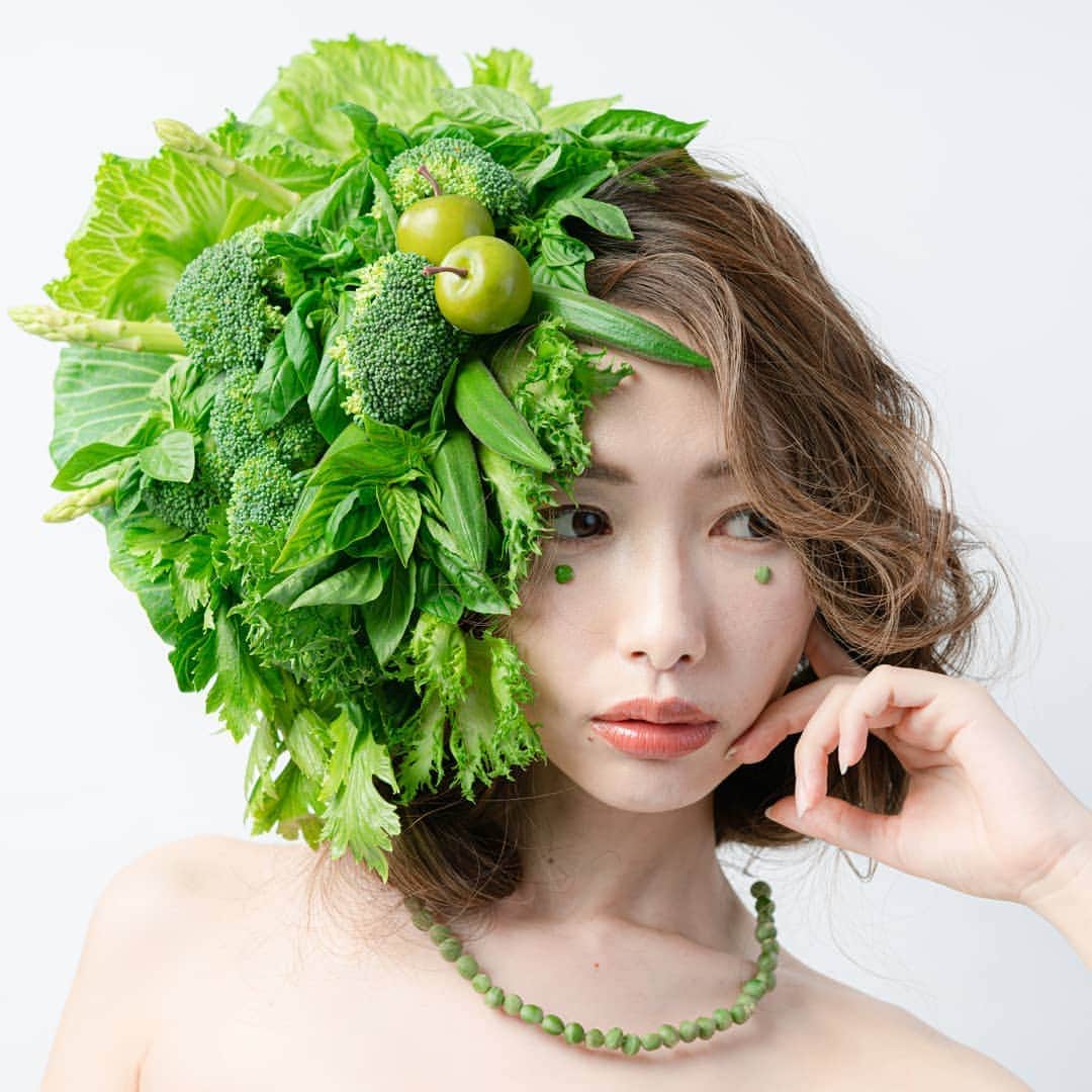 のインスタグラム：「できるだけ。できるだけたくさんの人に見て欲しい🍅 * 数日前にお声がけしてこのクオリティ🥦  名古屋にだって素敵で才能溢れる人がたくさんいるよ🌿🌿 めちゃ良い写真いっぱいあるから、連投します🥬全部いいね！してね♥️♥️ * * ■□■□■□■□■□ photo by @kagawa_junpei  hairmake by @miomiooooooo77  hairmake by @yoshida_shinobu  model by @ma7am1  ■□■□■□■□■□ * * #野菜 #野菜たっぷり #野菜生活 #ベジタリアン #緑 #食べられるアート #野菜を食べよう #vegitarian#beautyshoot #vegitable  #ポトレのセカイ #フリーモデル #japan_of_insta #japanart #名古屋から世界へ #beautyphotography #beautyphotoshoot」