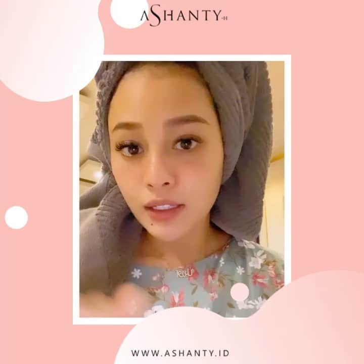 のインスタグラム：「Tidak lupa untuk selalu menggunakan rangkaian cream dari @ashantyid Aurelie menggunakan series Acne selain untuk membasmi jerawat manja Acne Cream Series juga mampu mencerahkan, melembutkan dan melembabkan kulit wajah loh ladies 😍」