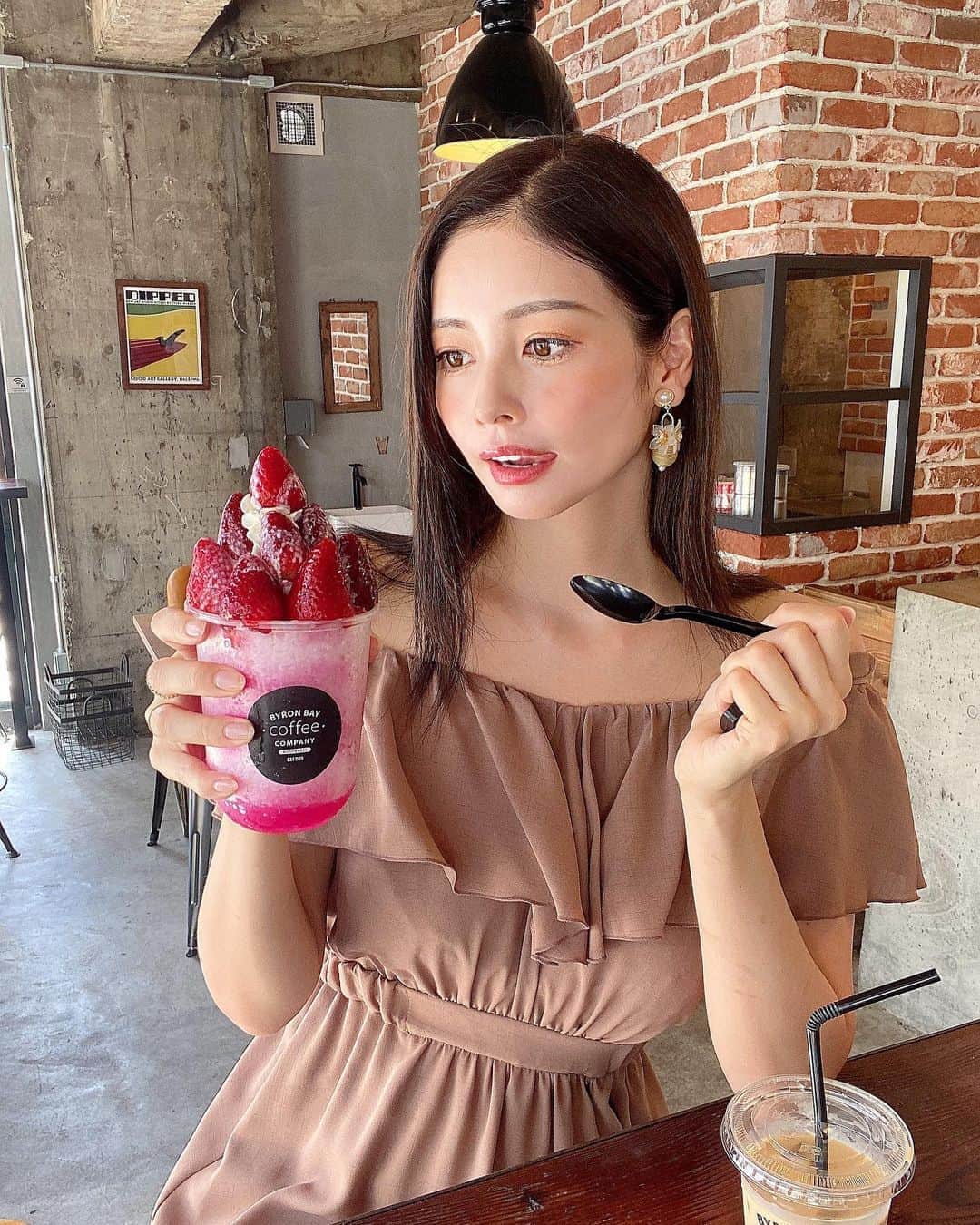 得あゆさんのインスタグラム写真 - (得あゆInstagram)「本格的なコーヒー☕️だけじゃなく、 可愛いかき氷🍧も食べれる！🍓 BYRONBAY水戸　@mwork310 ☕️ ・ いちごとマンゴーがあって 私は苺にしました🍓😚💓 是非水戸にお住まいの方は 行ってみてください〜！ ・ 1階はカフェ☕️ 屋上はイベントスペース✨ 定期的にイベントもやるみたい！ あとイベントをやりたい！って方の サポートも行なっているみたいだよ！ 例えば『学生さんでイベントをやってみたい！』 自分で企画して行動力のある方🥺✨ 是非 @mwork310 まで連絡してみてね😚💓 ・ ・ ・ コーディネートとイヤリングは 一個前の投稿見てください💓 ・ ・ ・ ・ ・ ・ ・ ・ #byronbaycoffee#mito#byronbay#コーヒー#カフェ#カフェ巡り#水戸#茨城#関東#水戸カフェ#ランチ#お昼ごはん#リラックス#ラテ#カフェラテ#インスタ映え#カメラ女子#写真#撮影#珈琲#テラス#屋上#ワンピース#ワンピ#肩出し#大人カジュアル#coffee#cafe#terrace#japanesegirl」8月29日 19時09分 - tokuayu819