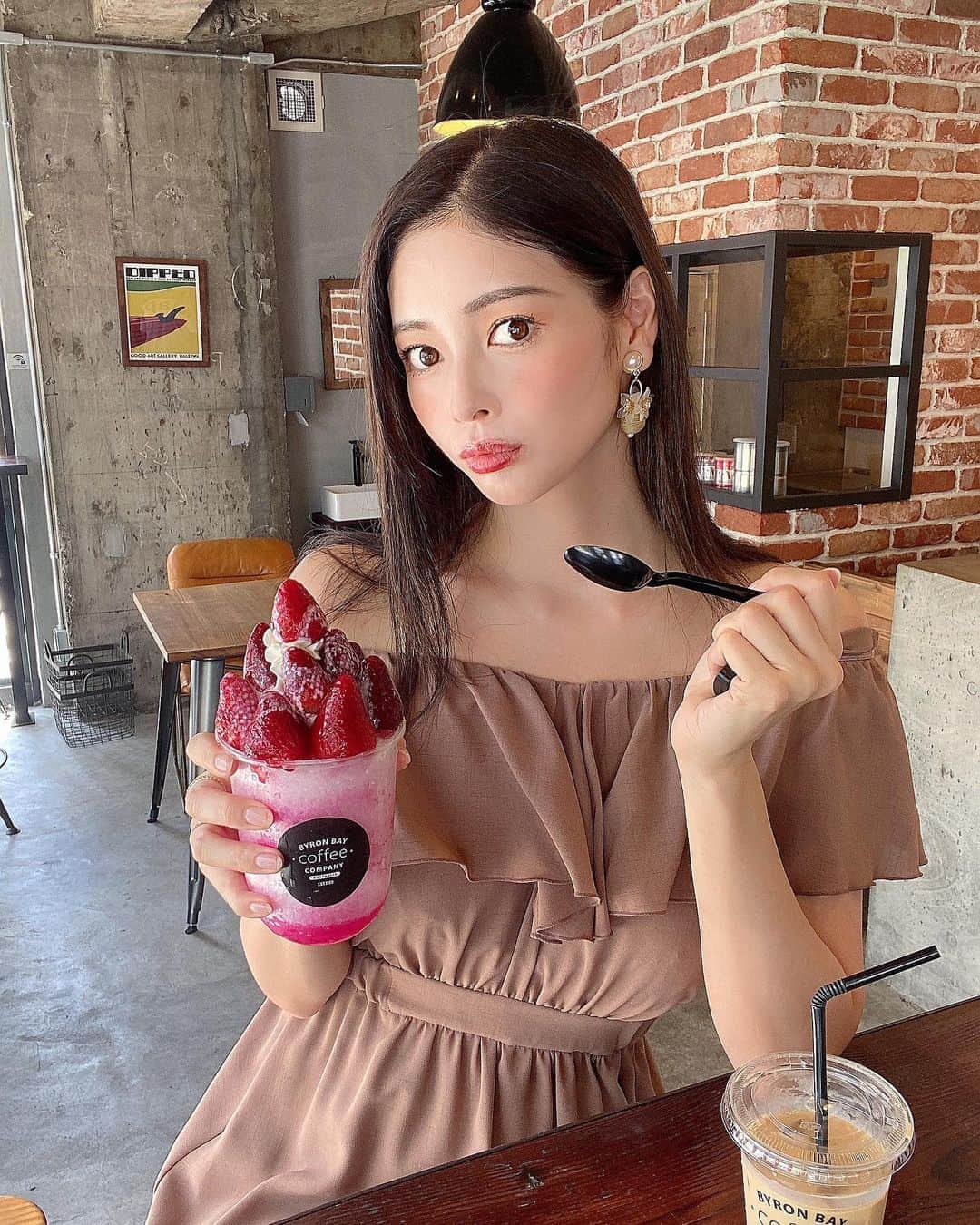 得あゆさんのインスタグラム写真 - (得あゆInstagram)「本格的なコーヒー☕️だけじゃなく、 可愛いかき氷🍧も食べれる！🍓 BYRONBAY水戸　@mwork310 ☕️ ・ いちごとマンゴーがあって 私は苺にしました🍓😚💓 是非水戸にお住まいの方は 行ってみてください〜！ ・ 1階はカフェ☕️ 屋上はイベントスペース✨ 定期的にイベントもやるみたい！ あとイベントをやりたい！って方の サポートも行なっているみたいだよ！ 例えば『学生さんでイベントをやってみたい！』 自分で企画して行動力のある方🥺✨ 是非 @mwork310 まで連絡してみてね😚💓 ・ ・ ・ コーディネートとイヤリングは 一個前の投稿見てください💓 ・ ・ ・ ・ ・ ・ ・ ・ #byronbaycoffee#mito#byronbay#コーヒー#カフェ#カフェ巡り#水戸#茨城#関東#水戸カフェ#ランチ#お昼ごはん#リラックス#ラテ#カフェラテ#インスタ映え#カメラ女子#写真#撮影#珈琲#テラス#屋上#ワンピース#ワンピ#肩出し#大人カジュアル#coffee#cafe#terrace#japanesegirl」8月29日 19時09分 - tokuayu819