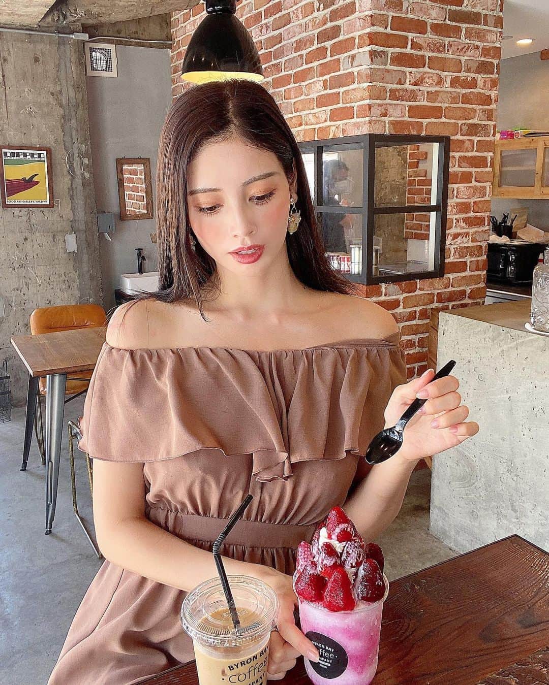 得あゆさんのインスタグラム写真 - (得あゆInstagram)「本格的なコーヒー☕️だけじゃなく、 可愛いかき氷🍧も食べれる！🍓 BYRONBAY水戸　@mwork310 ☕️ ・ いちごとマンゴーがあって 私は苺にしました🍓😚💓 是非水戸にお住まいの方は 行ってみてください〜！ ・ 1階はカフェ☕️ 屋上はイベントスペース✨ 定期的にイベントもやるみたい！ あとイベントをやりたい！って方の サポートも行なっているみたいだよ！ 例えば『学生さんでイベントをやってみたい！』 自分で企画して行動力のある方🥺✨ 是非 @mwork310 まで連絡してみてね😚💓 ・ ・ ・ コーディネートとイヤリングは 一個前の投稿見てください💓 ・ ・ ・ ・ ・ ・ ・ ・ #byronbaycoffee#mito#byronbay#コーヒー#カフェ#カフェ巡り#水戸#茨城#関東#水戸カフェ#ランチ#お昼ごはん#リラックス#ラテ#カフェラテ#インスタ映え#カメラ女子#写真#撮影#珈琲#テラス#屋上#ワンピース#ワンピ#肩出し#大人カジュアル#coffee#cafe#terrace#japanesegirl」8月29日 19時09分 - tokuayu819