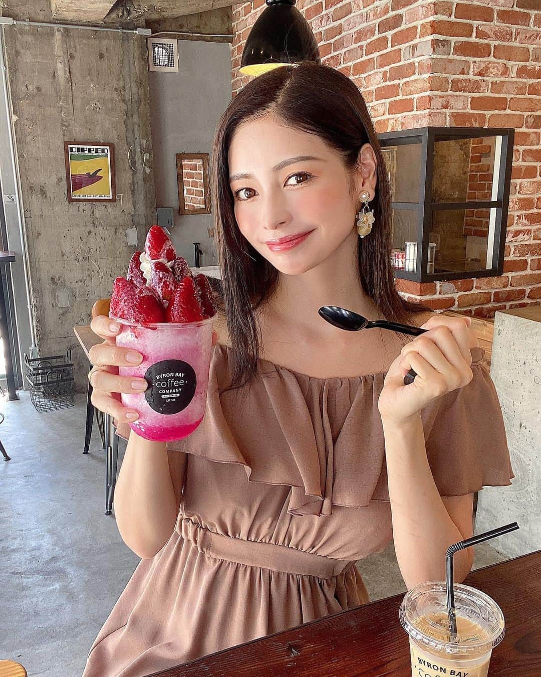 得あゆさんのインスタグラム写真 - (得あゆInstagram)「本格的なコーヒー☕️だけじゃなく、 可愛いかき氷🍧も食べれる！🍓 BYRONBAY水戸　@mwork310 ☕️ ・ いちごとマンゴーがあって 私は苺にしました🍓😚💓 是非水戸にお住まいの方は 行ってみてください〜！ ・ 1階はカフェ☕️ 屋上はイベントスペース✨ 定期的にイベントもやるみたい！ あとイベントをやりたい！って方の サポートも行なっているみたいだよ！ 例えば『学生さんでイベントをやってみたい！』 自分で企画して行動力のある方🥺✨ 是非 @mwork310 まで連絡してみてね😚💓 ・ ・ ・ コーディネートとイヤリングは 一個前の投稿見てください💓 ・ ・ ・ ・ ・ ・ ・ ・ #byronbaycoffee#mito#byronbay#コーヒー#カフェ#カフェ巡り#水戸#茨城#関東#水戸カフェ#ランチ#お昼ごはん#リラックス#ラテ#カフェラテ#インスタ映え#カメラ女子#写真#撮影#珈琲#テラス#屋上#ワンピース#ワンピ#肩出し#大人カジュアル#coffee#cafe#terrace#japanesegirl」8月29日 19時09分 - tokuayu819