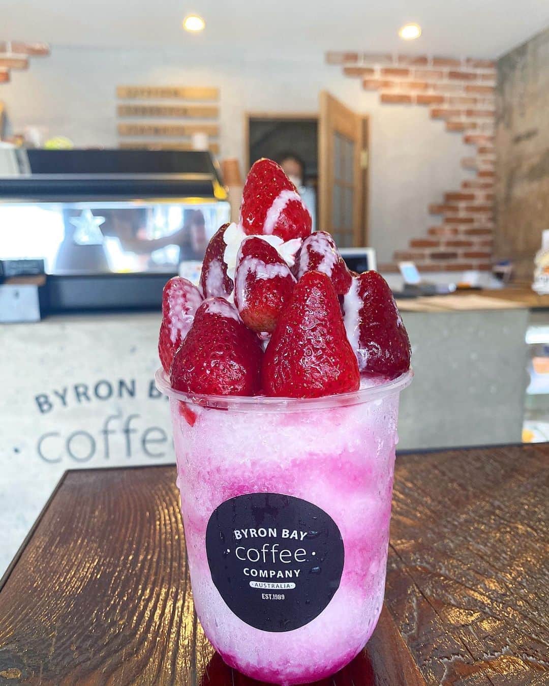 得あゆさんのインスタグラム写真 - (得あゆInstagram)「本格的なコーヒー☕️だけじゃなく、 可愛いかき氷🍧も食べれる！🍓 BYRONBAY水戸　@mwork310 ☕️ ・ いちごとマンゴーがあって 私は苺にしました🍓😚💓 是非水戸にお住まいの方は 行ってみてください〜！ ・ 1階はカフェ☕️ 屋上はイベントスペース✨ 定期的にイベントもやるみたい！ あとイベントをやりたい！って方の サポートも行なっているみたいだよ！ 例えば『学生さんでイベントをやってみたい！』 自分で企画して行動力のある方🥺✨ 是非 @mwork310 まで連絡してみてね😚💓 ・ ・ ・ コーディネートとイヤリングは 一個前の投稿見てください💓 ・ ・ ・ ・ ・ ・ ・ ・ #byronbaycoffee#mito#byronbay#コーヒー#カフェ#カフェ巡り#水戸#茨城#関東#水戸カフェ#ランチ#お昼ごはん#リラックス#ラテ#カフェラテ#インスタ映え#カメラ女子#写真#撮影#珈琲#テラス#屋上#ワンピース#ワンピ#肩出し#大人カジュアル#coffee#cafe#terrace#japanesegirl」8月29日 19時09分 - tokuayu819