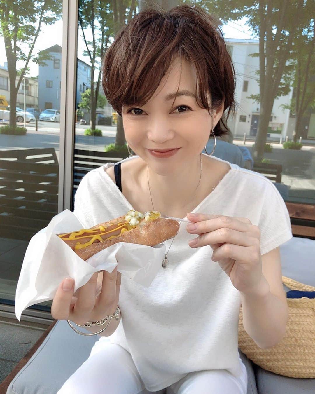 いかりさとみのインスタグラム：「🌭🥤.  三密さけてテラス席にしたら、暑くて早くしないとラテのアイスが溶けるのでテラス席のアイスは忙しい〜😊. . #まだまだ暑い💦 #夏」