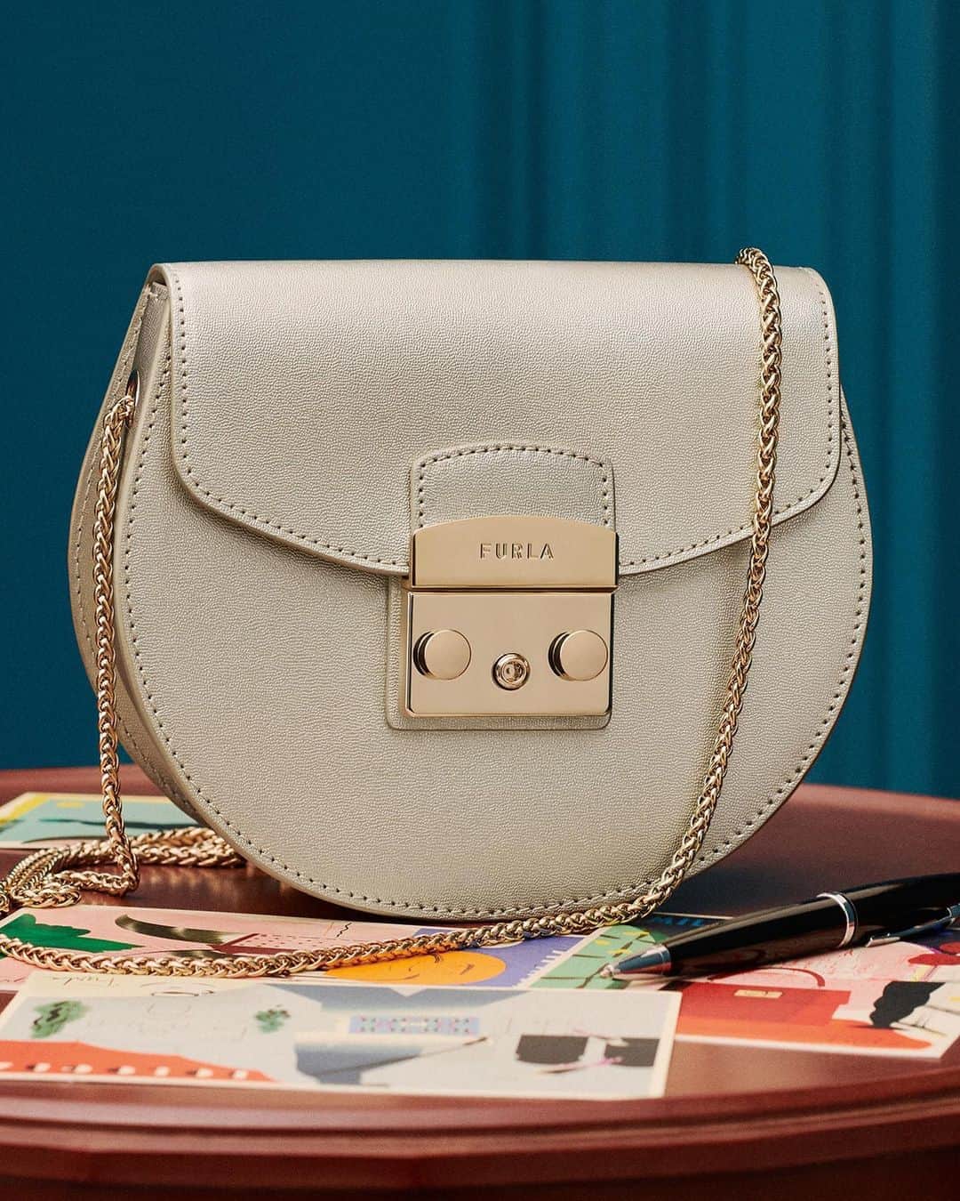 フルラのインスタグラム：「Its recognisable rounded shape and the Italian design make the Furla Metropolis a new go-to bag of the season.  Creative Direction: Magnus Berger & Tenzin Wild @thelast_universe Photographer Director: @giampaolosgura Stylist: @sissy.vian Hair Stylist: @francogobbi1 Make up: @cosettagiorgetti  #thefurlasociety #furlafeeling #newcollection #furla #accessories #fashion」