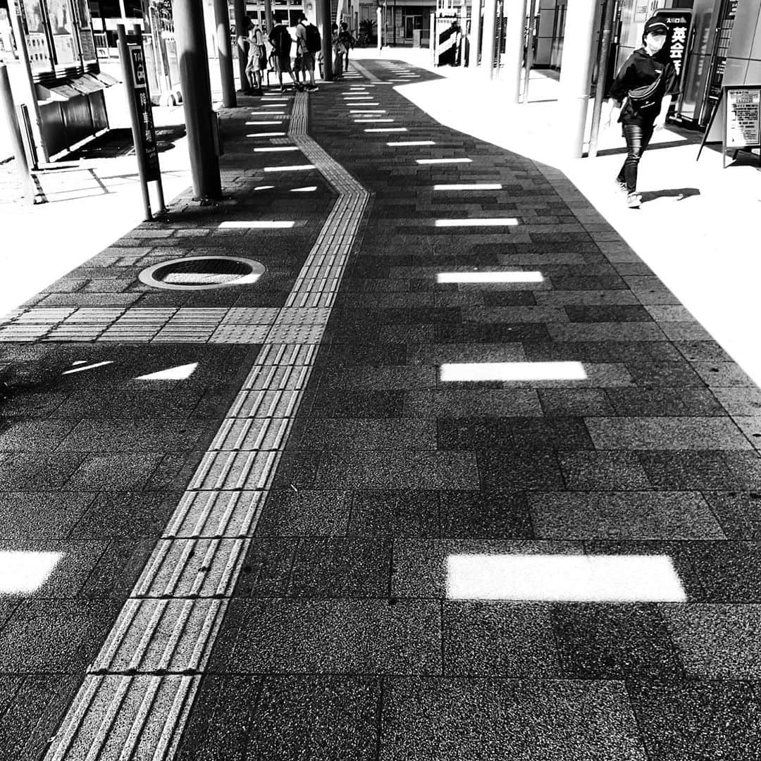 naotakeのインスタグラム：「夏の日 - A summer day / iPhone XR & Snapseed, 20200829 . . ハングリータイガーのハンバーグが食べたくなった。 . . #spicollective #royalsnappingartists #infamous_family #rsa_main #infinity_photo_cult #2_fineart #jp_gallery_member #jp_gallery_bnw #trb_bnw #wp_bnw  #bnw_life #bnwlife_member #bnw_life_shots #bnw_captures #world_bnw #top_bnw #team_jp_ #team_jp_モノクロ #ig_energy_bw #ig_nihon #streetphotographybnw #igersjp #blackandwhite #bnw #bnwphoto #monochrome #bw #bnwphotography #ShotOniPhone #shotoniphoneXR」