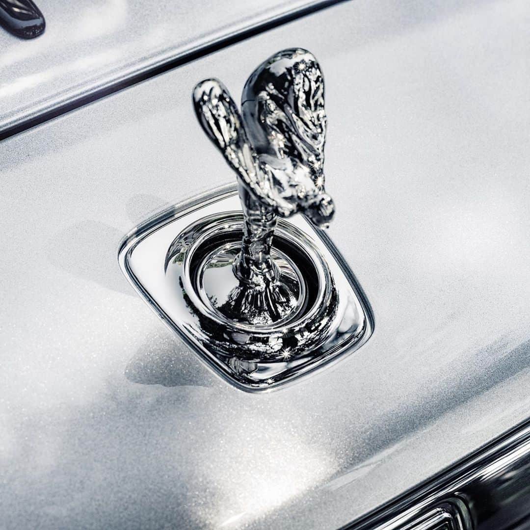 HYPEBEASTさんのインスタグラム写真 - (HYPEBEASTInstagram)「@hypebeastcarclub: @rollsroycecars has unveiled a limited-edition Dawn Silver Bullet, which takes its name from the Sunbeam Silver Bullet land speed record car from 1929. It’s been painted in “Ultra-Metallic Brewster Silver” paint and comes fitted with a new interior aero cowling, finished in leather and vapor-blasted titanium. The new design also covers the rear two seats, making the Dawn a drop-head two-seater. Learn more details via the link in our bio. The marque will only be producing 50 of these.⁠⠀ Photo: Rolls-Royce」8月29日 19時21分 - hypebeast