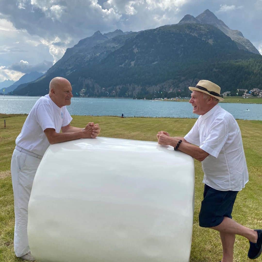 ノーマン・フォスターのインスタグラム：「It’s not what you think it is ! With artist Not Vital and his work in white painted steel- and a later visit to check it out .」