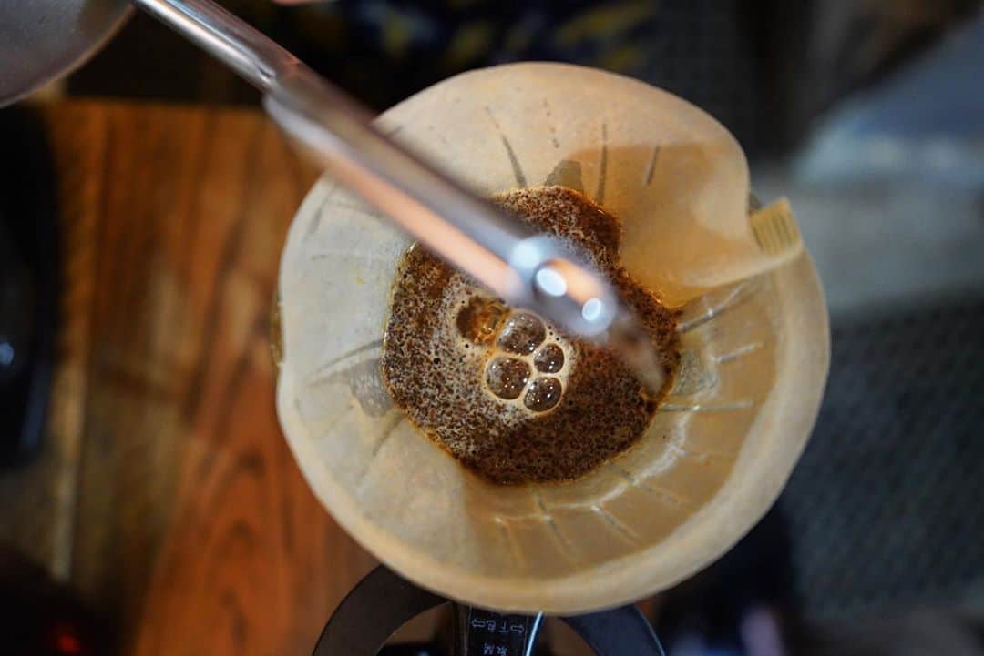 Mel Coffeeさんのインスタグラム写真 - (Mel CoffeeInstagram)「. . ドリップコーヒーではアイス、ホットどちらでもお選び頂けます！  13種類からお好きなお豆お探しください！新しいコロンビアのドリップもそろそろ抽出開始致します！  #melcoffeeroasters #pourover #manualbrew #specialtycoffee #osaka #osakacoffee #osakacoffeeroaster #osakacafe #roaster #handdrip」8月29日 19時14分 - melcoffeeroasters