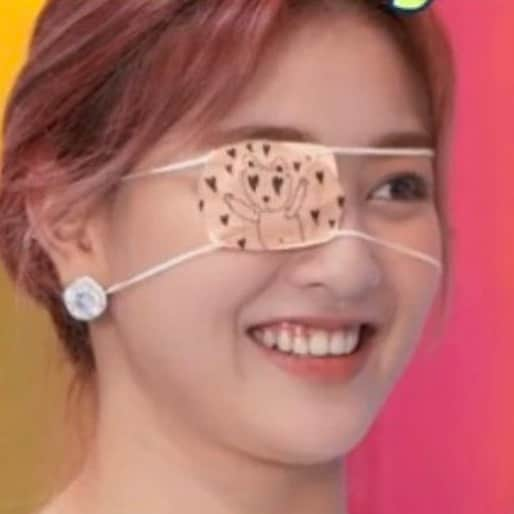 ジヒョさんのインスタグラム写真 - (ジヒョInstagram)「chaeyoung drawing on jihyo‘s eyepatch💔💔 they‘re so cute」8月29日 19時30分 - jypjihyo