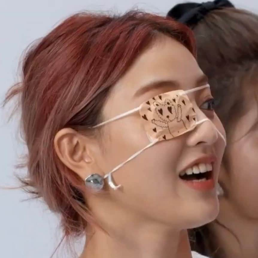 ジヒョさんのインスタグラム写真 - (ジヒョInstagram)「chaeyoung drawing on jihyo‘s eyepatch💔💔 they‘re so cute」8月29日 19時30分 - jypjihyo