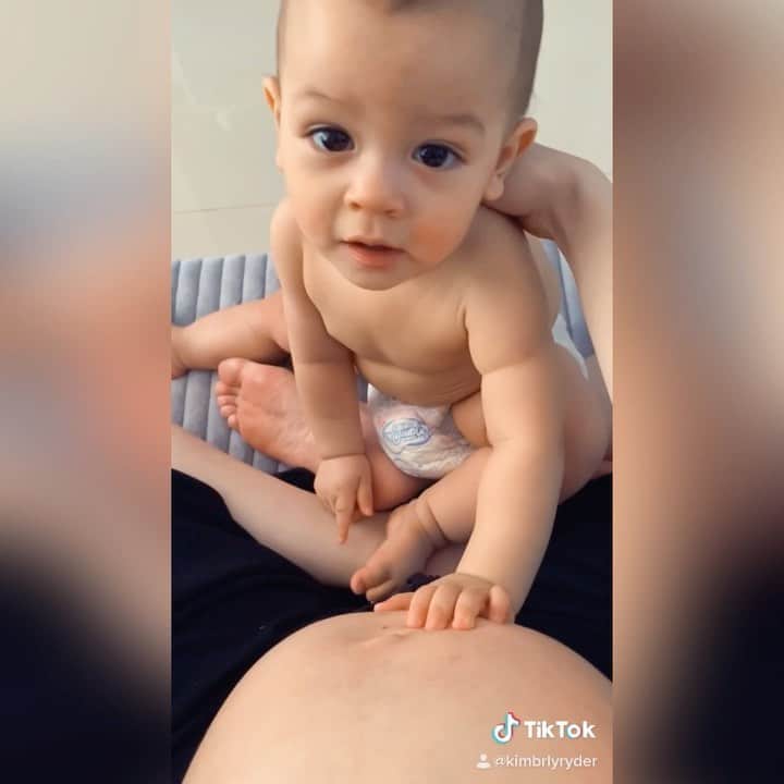 Kimberly Ryderのインスタグラム：「MengASIhi adalah KB natural, ceunah. Nga akan hamil lagi kok kalau kita ASI, ceunah. #pregnantagain • Aku pikir disaat kita memberikan ASI kepada bayi kita (dbf, tanpa bantuan sufor, belum MPASI, dan ini anak minumnya banyak benerrr) itu adalah kontrasepsi natural... Ternyata oh ternyata... Semua itu hanya mitos. Perutku memblendung lagiii. 😄❤️ 👉🏼@edward_akbar👈🏼」