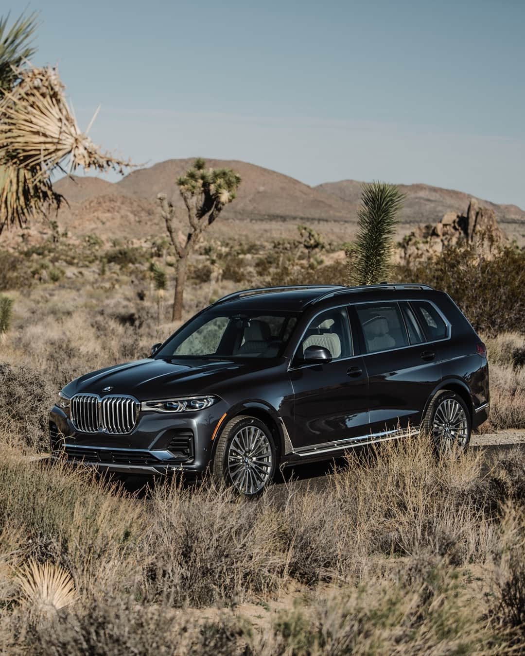 BMWさんのインスタグラム写真 - (BMWInstagram)「Live, travel, adventure,… #TheX7 and the Original BMW Backpack Modern are two perfect companions for any detour. #BMW #X7 #MyBMWLifestyle」8月29日 19時30分 - bmw