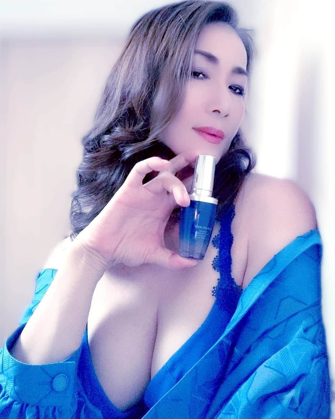 のインスタグラム：「【青い炎編💙燃え尽きない大人の静かな炎】 「前編」の青の世界に続きに冷んやり ドライアイス気分に沈められて下さい✩⃝ でも火は点っています🔥🔥🔥 ･ ･ 紫外線で火照った肌も 私の情熱有り余る熱を帯びた体も この美容液のボトルの青に心を預けて 美白、くすみ、潤いケアの 夏の終わりのお手入れタイムしてみました。  ＝＝＝＝＝＝＝＝＝＝＝＝＝＝＝＝＝  美白美容液『ルブランショット』 @herrest.brand https://orlinks.jp/shop/products/LBS-000  ＝＝＝＝＝＝＝＝＝＝＝＝＝＝＝＝＝  『ルブランショット人気の理由』 3つの優れた美白、ハリ、透明感への仕組み  ①VCエチル配合の速効技とは… シミケアに必要なビタミンC誘導体は 肌の中で酸素反応という段階を経なければ メラニンへアプローチする事が 出来ませんでしたが  ”VCエチル”は酸素反応をせずとも速攻で メラニンの生成を抑制し持続的に働く為 ダイレクトにシミ を防ぎ美白へ 導いてくれます。  ②発酵により 肌へ有用な物だけを抽出した 独自成分”CELABIO®︎（セラビオ）” 天然素材と微生物の恵みにより 生まれた美肌成分が 肌を潤いで包み込むともに ハリを与えてくれます。  ③バラの花びらの美容成分を ぎゅっと凝縮した”ローズクリスタ®︎” 肌を整えくすみをケアし みずみずしく明るい印象へ導きます。  ＿＿＿＿＿＿＿＿＿＿＿＿＿＿＿＿＿ ･ ･ 低温火傷しちゃうから 私に触れる時は気をつけてね💋💙  でも冷凍保存の様に いつまでもいつまでも組織を壊さず 一番綺麗な肌状態を永遠に保てる事が 女性に生まれた限り どうしても見続けていたい夢ですね •*¨*•.¸¸☆*･ﾟ ･ ･ #ルブランショット #LEBLANCSHOT #HERREST  #ハーレスト #美白美容液 # 薬用美白美容液  #医薬部外品 ･ ･ #青 #静寂の青 #クールダウン #アラフィフ #グラビア #インスタグラビア #美魔女になりたい  #美意識 #美意識高い人と繋がりたい #小説家 #官能小説家 #エッセイスト #フォロワーさんに感謝  #応援ありがとうございます 💋SEXYショットリクエスト随時募集中！ 💋官能体験談小説ネタ募集中(女性限定)  汚いオッサンのタダの盛りネタはNGです！」