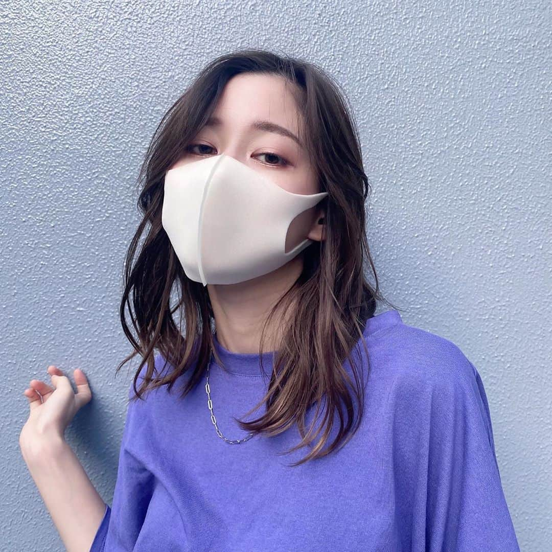 ゆきりぬさんのインスタグラム写真 - (ゆきりぬInstagram)「この投稿で質問コーナーやろうかな！ 全部は無理だけど書いてくれたらちょこちょこ返信します〜。 . . 最近手に入りづらくなったピッタマスク。。 お洋服は @emoda_official でネックレスは @hm です。 . . メイクは @3ce_official のアイシャドウパレットbeachmuseを使ってみたよ。 オレンジグラデにしてみました🍊 3枚目の上のオレンジを上まぶた全体と涙袋に、その後ブラウンで縦グラデにして塗ってます！ あとはいつも通りかな。 . . #hm #emoda #マスク #マスクコーデ #3ce #マスクメイク」8月29日 19時29分 - yukirin_u