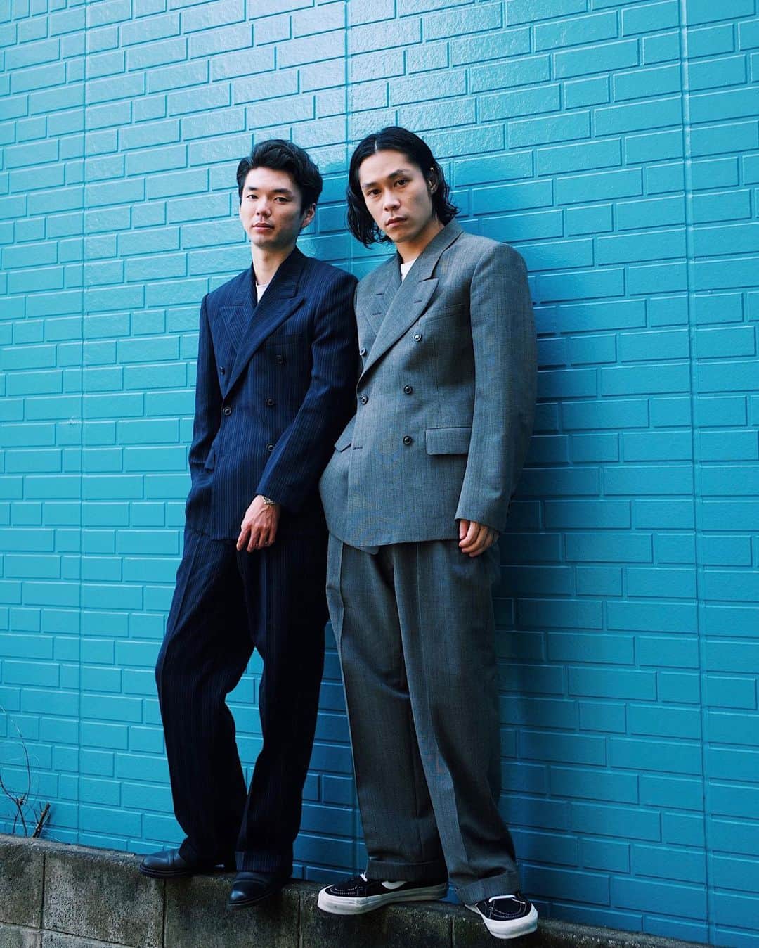 のインスタグラム：「with @go_akimoto  suits @maisonmargiela by @johngallianoofficial ﻿ photo @mishimataiki ﻿ ﻿ #maisonmargiela #margiela #suits #johngalliano #leicam10p #マルジェラ #スーツスタイル #リンクコーデ」