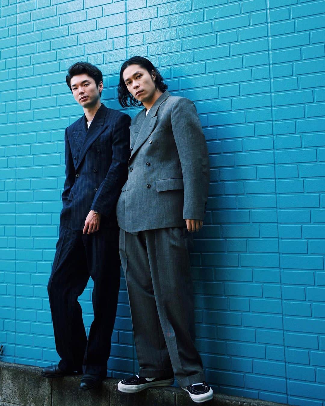 のインスタグラム：「with @go_akimoto  suits @maisonmargiela by @johngallianoofficial ﻿ photo @mishimataiki ﻿ ﻿ #maisonmargiela #margiela #suits #johngalliano #leicam10p #マルジェラ #スーツスタイル #リンクコーデ」