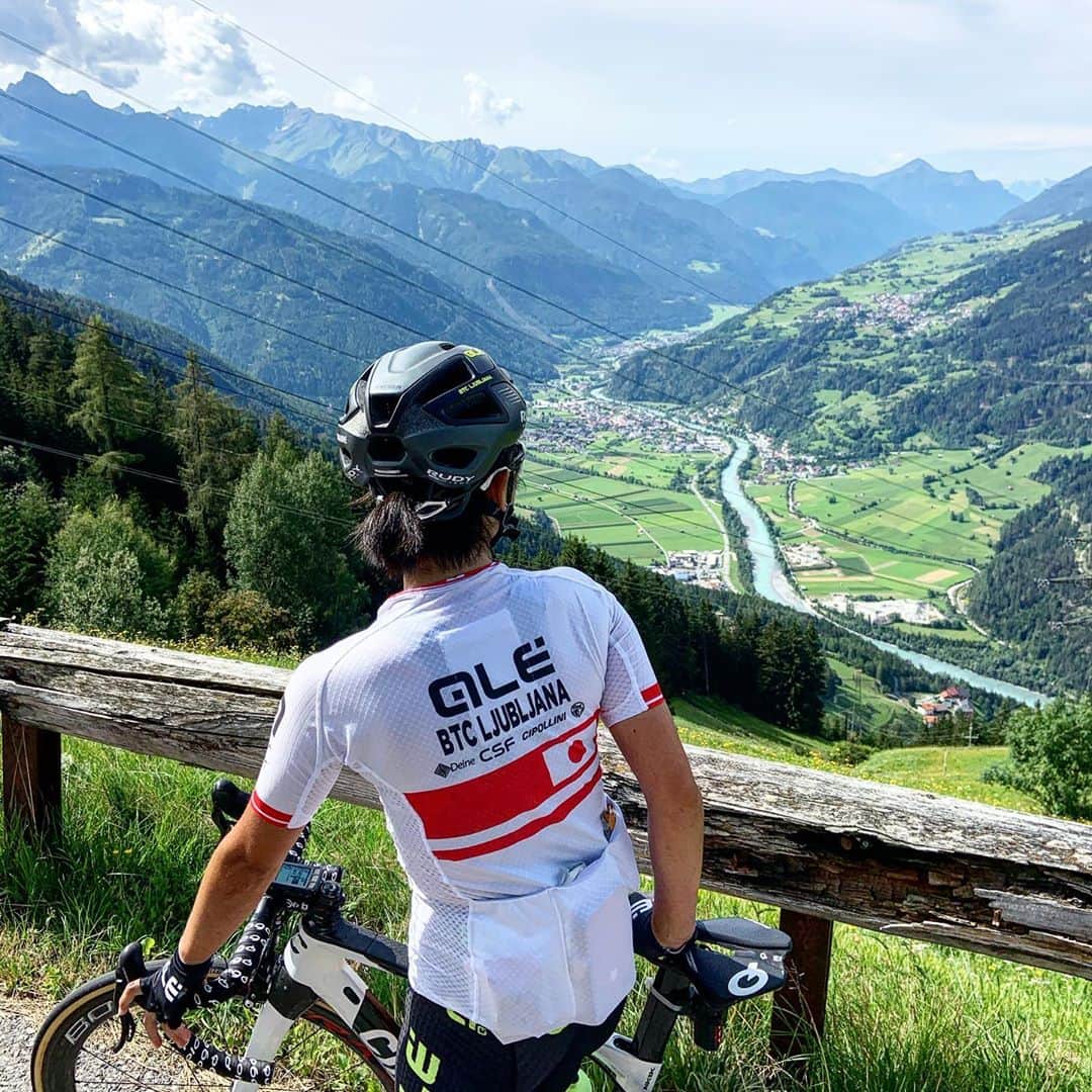 與那嶺恵理のインスタグラム：「Time to be back home 🏠🇳🇱  Ended my #AltitudeTraining around @oetztal.official ⛰🏔🇦🇹  . . I could do good training, lots of climbings, stay in thin air 👌🏻  Hopefully I’m ready to go into race in September 🤞🏻🔜 Tour de L’ Ardeche in French Alps ⛰  . . & Thanks @kyosuke.takei ride with me by your super Ebike🔋😂for sure you was good company than you ride on Moto🛵 sometime your Ebike motor sound make me annoyed on the climb though 😇 . . #今日のエリさん　#alecycling #rudyproject #prologo #cipollini #withDMT #windtex」