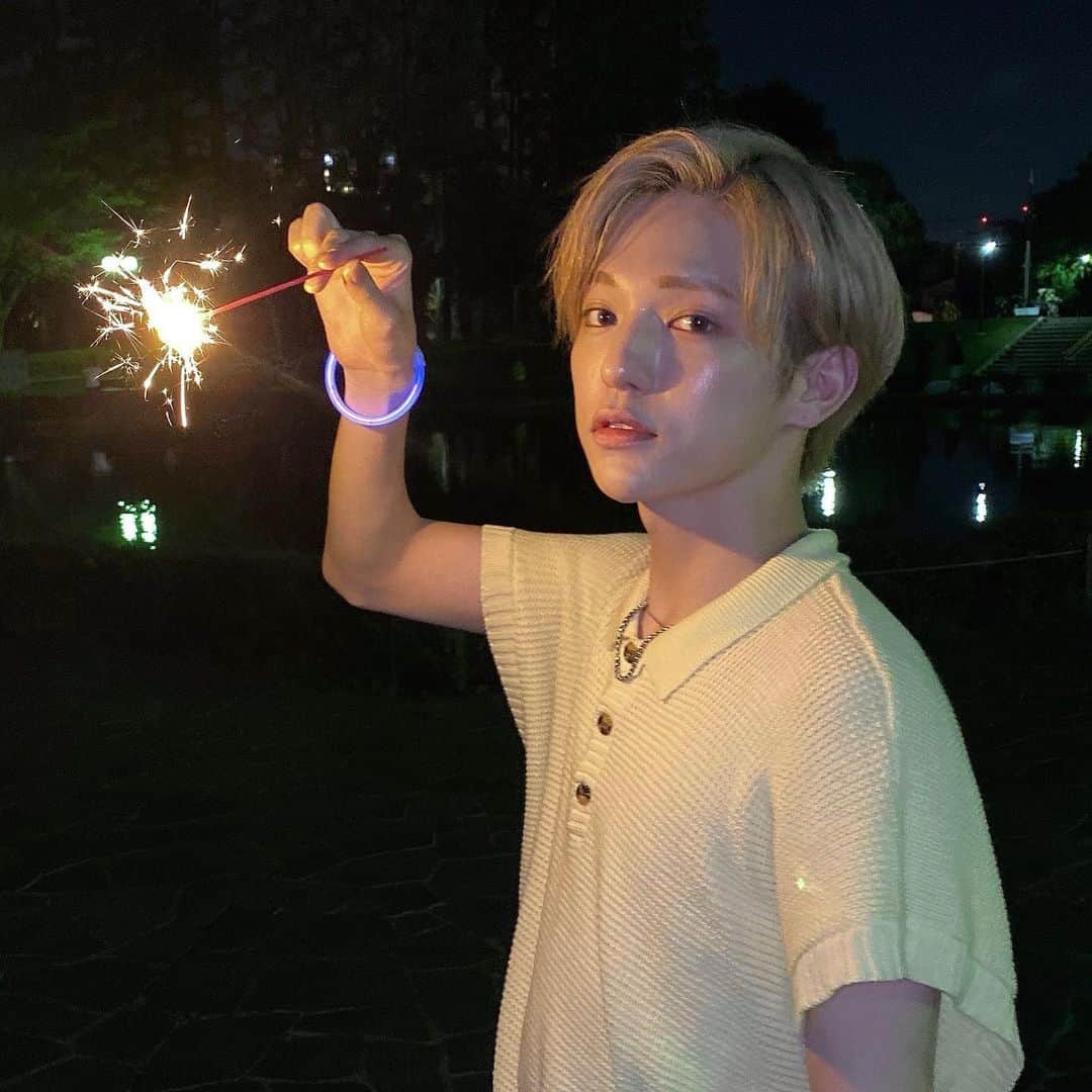 こんどうようぢのインスタグラム：「花火してきた🎇夏の終わり。 光るブレスレットも入ってたから つけてたのに無くしちゃった... 思い出だったのに〜！ 好きな人達と遊ぶと なんでも思い出思い出って 残しちゃうタイプ。皆はどう？」